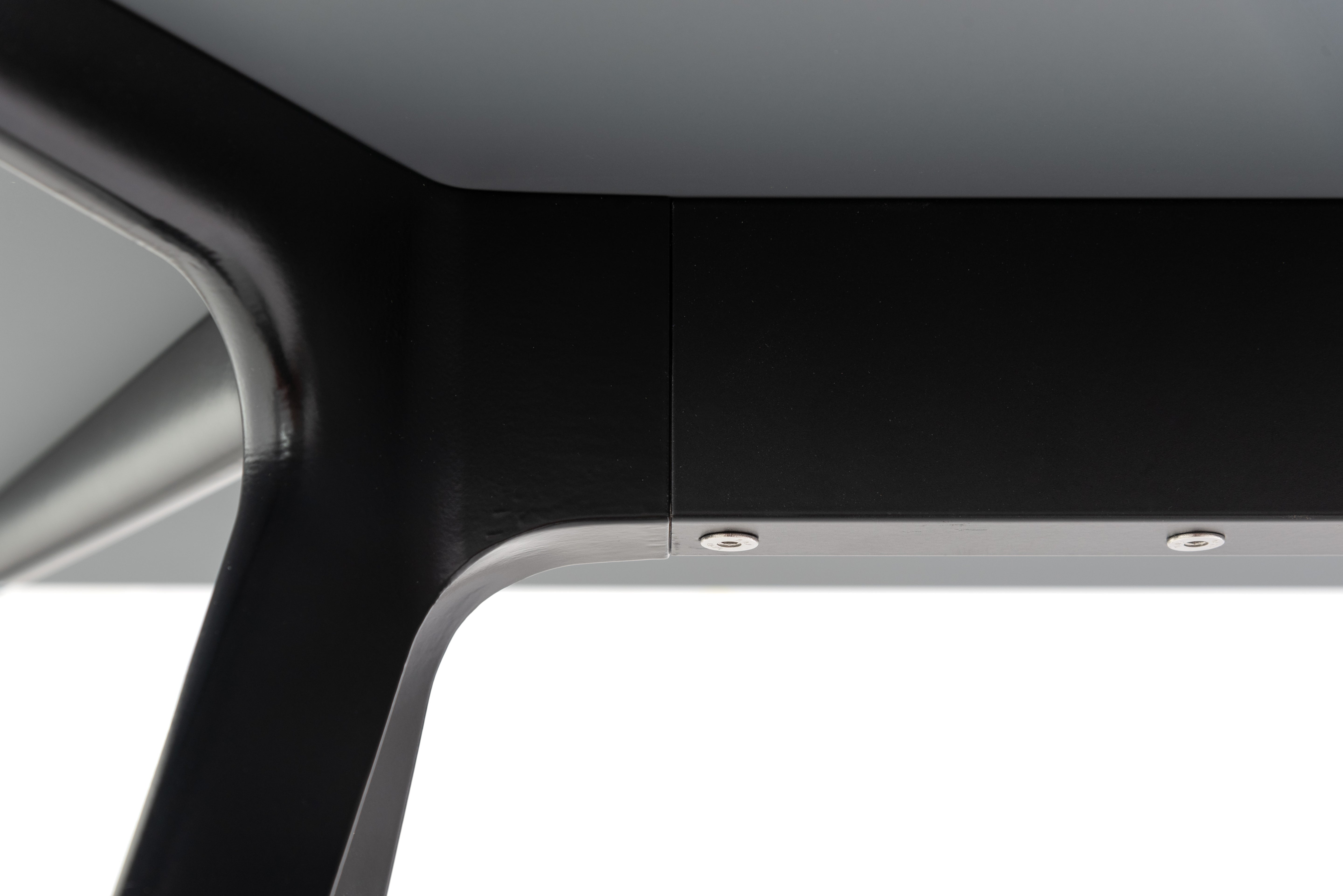 BAGUETTE desk in black with a black base