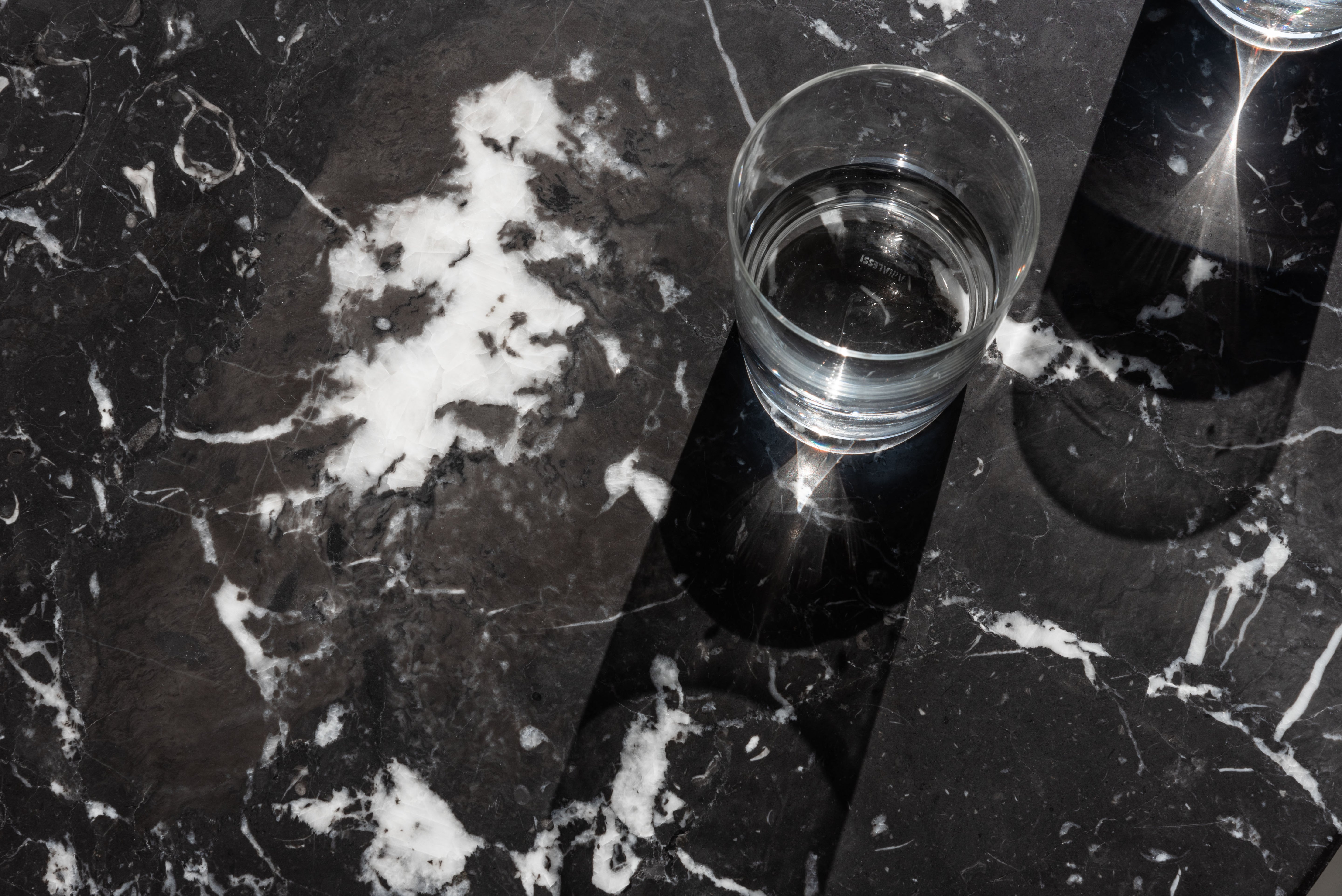 Okrúhly stôl BRUT čierny mramor s červeným podstavcom