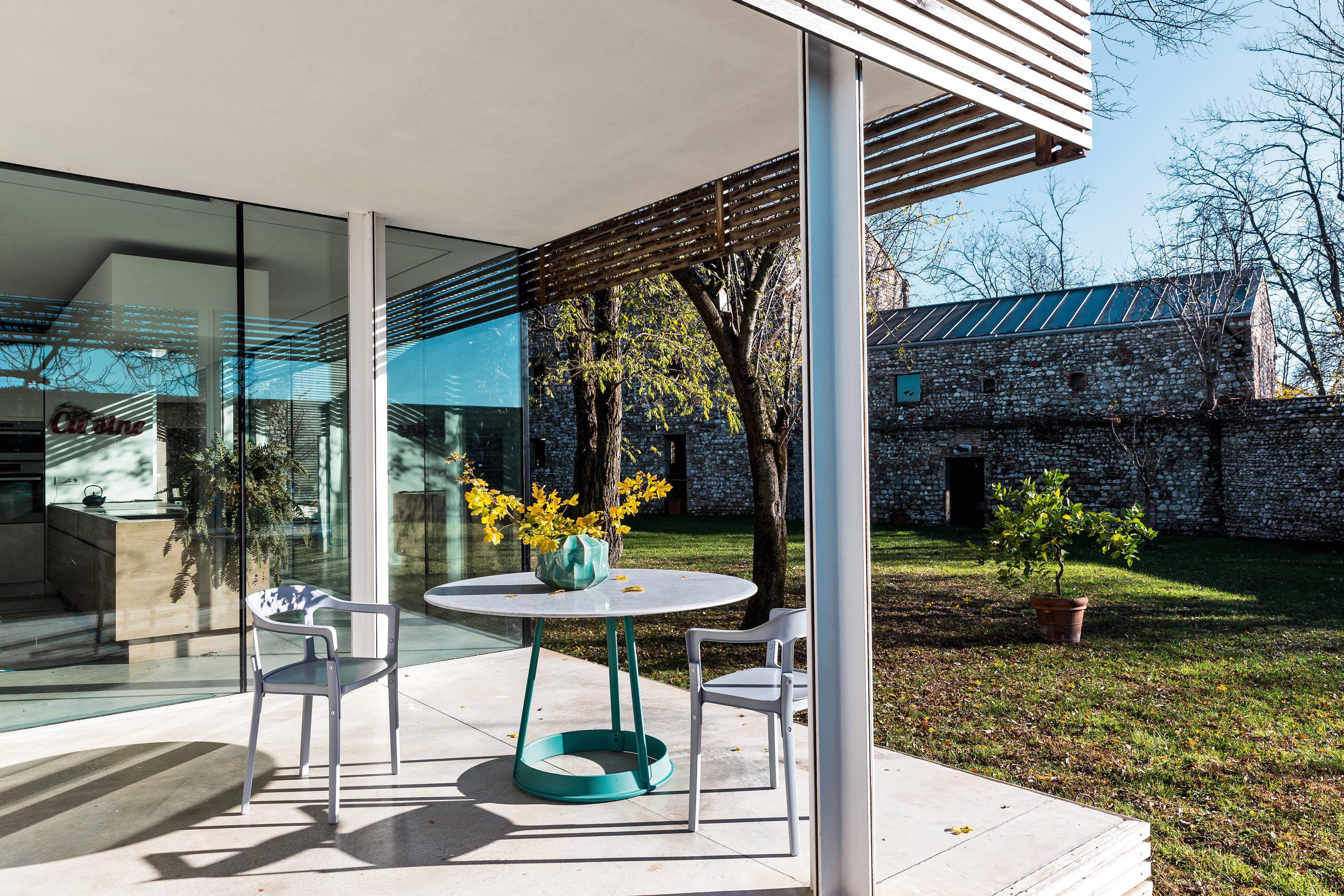 Okrúhly stôl BRUT čierny mramor s červeným podstavcom