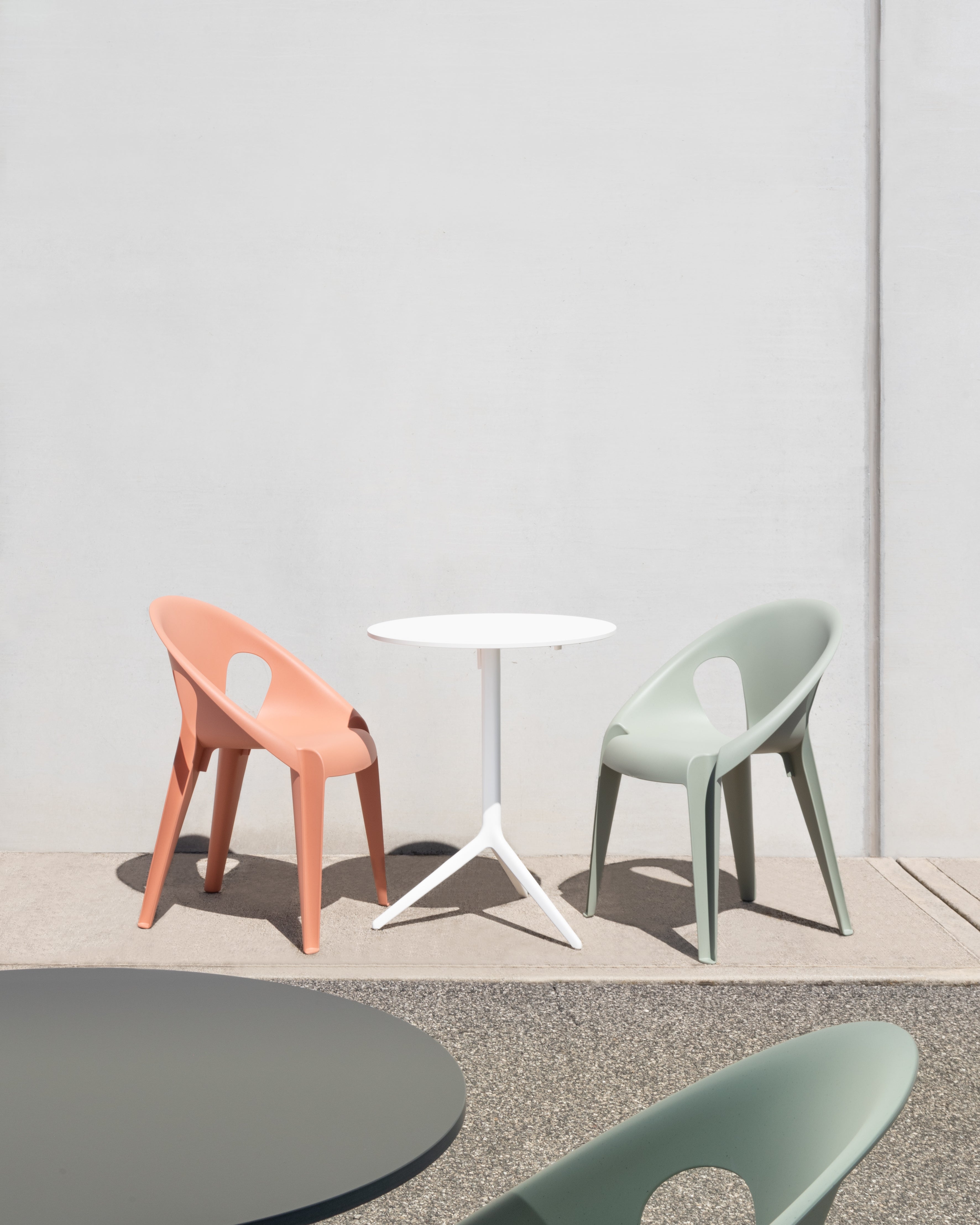 White CENTRAL Round Outdoor Table