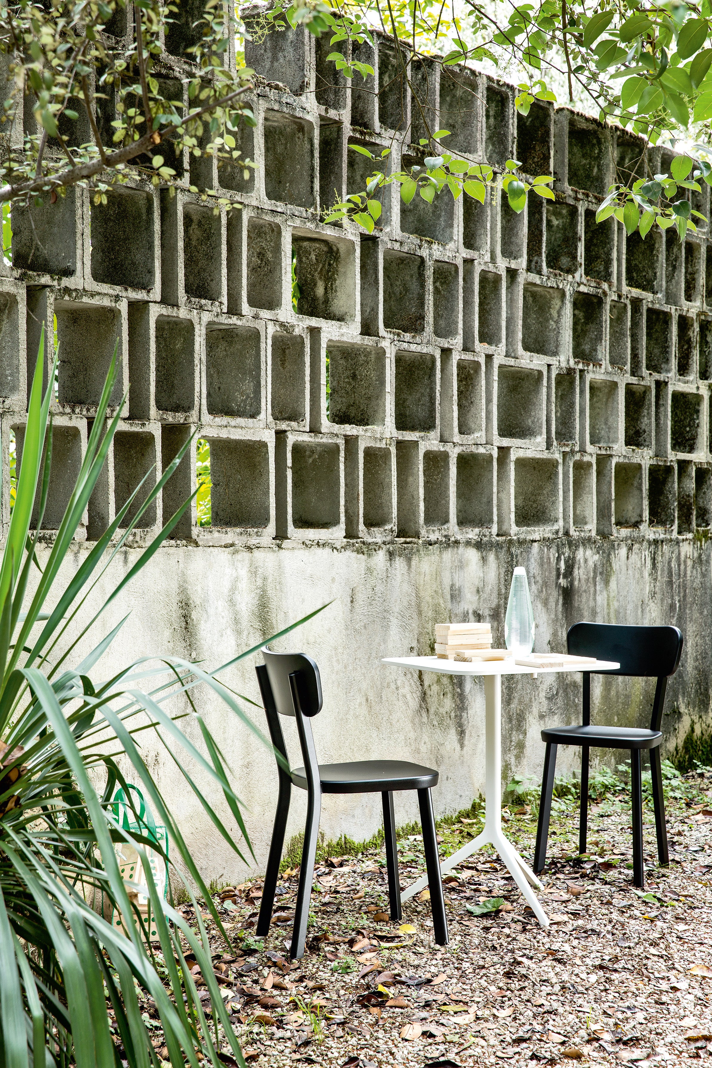 White CENTRAL Round Outdoor Table