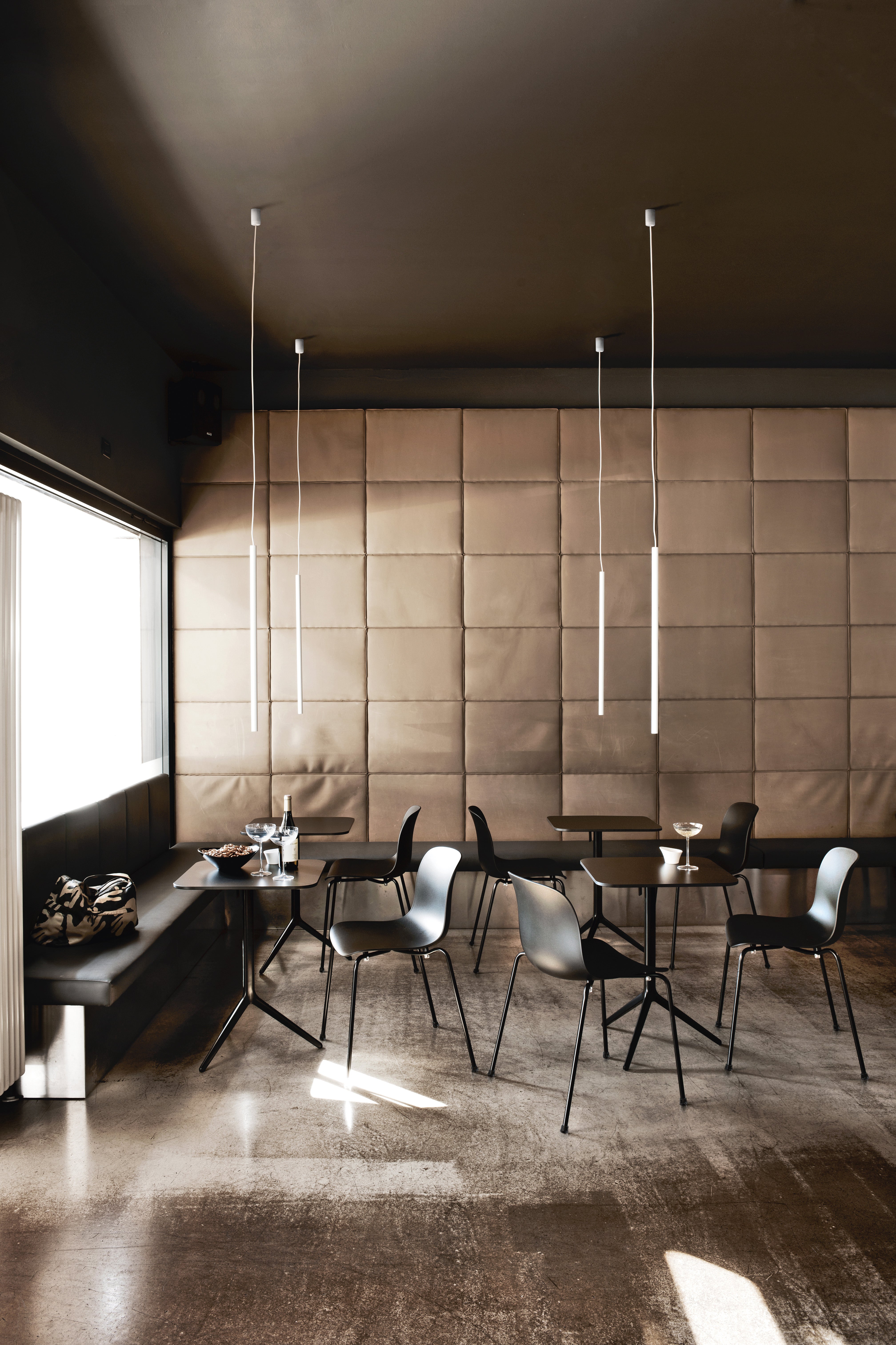 Okrúhly skladací stôl CENTRAL z lešteného hliníka