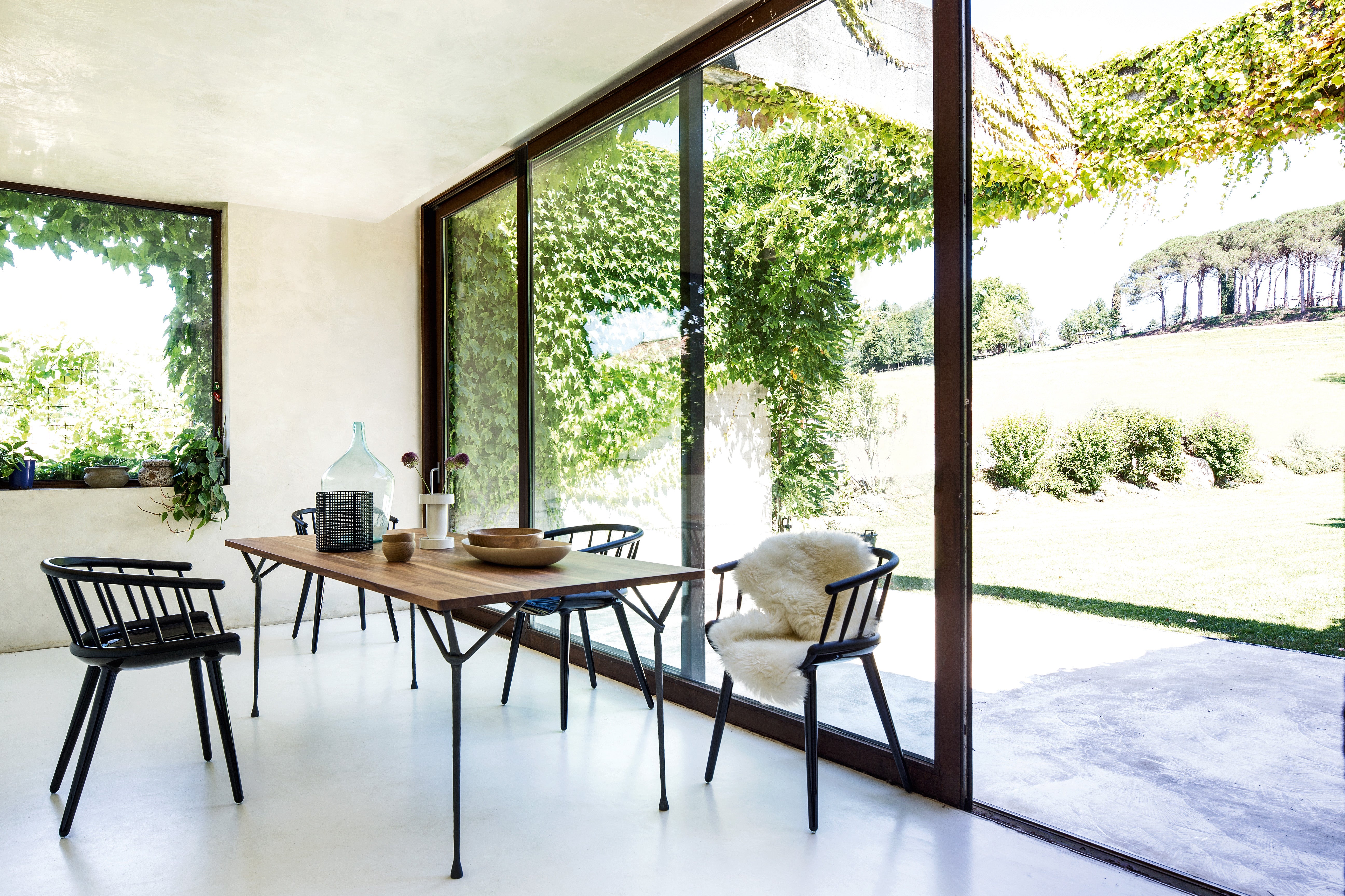 Stôl OFFICINA z orechového dreva s antracitovým podstavcom