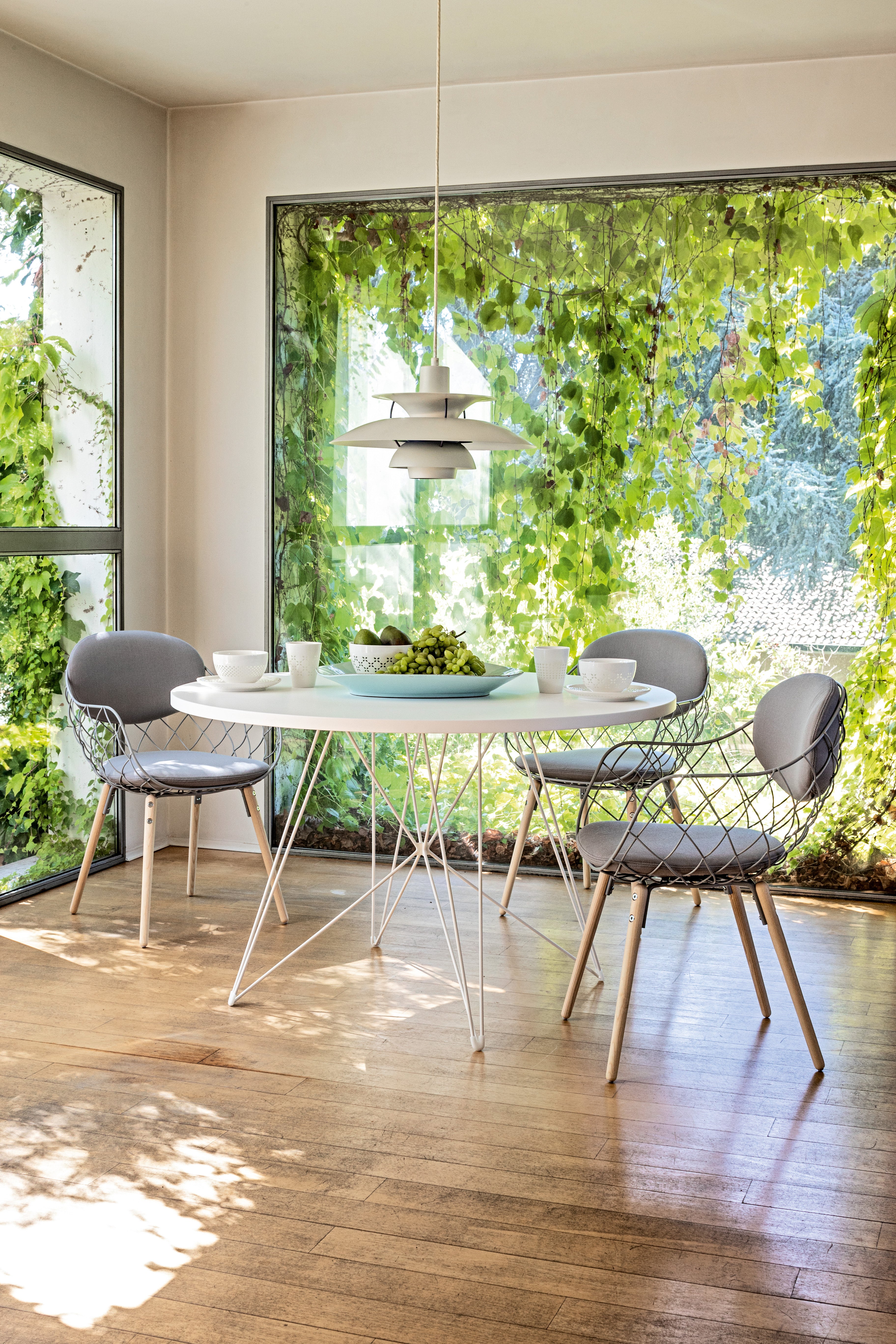 PIÑA chair in white with an ash base