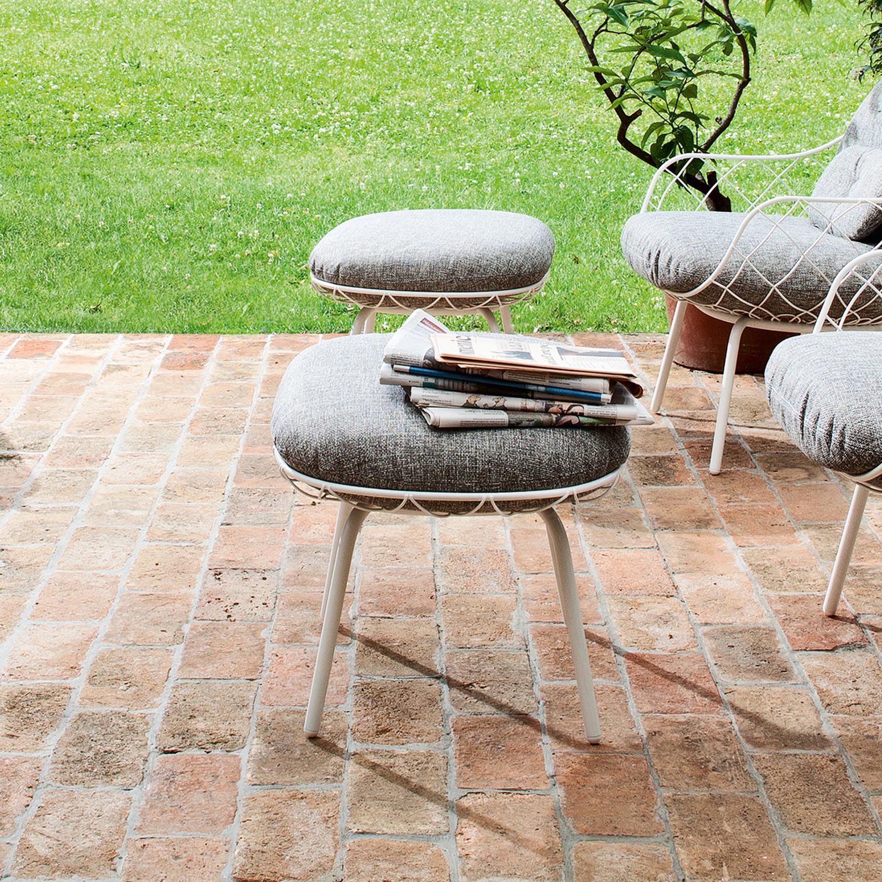 Zelený vonkajší puf PIÑA s bielym podstavcom