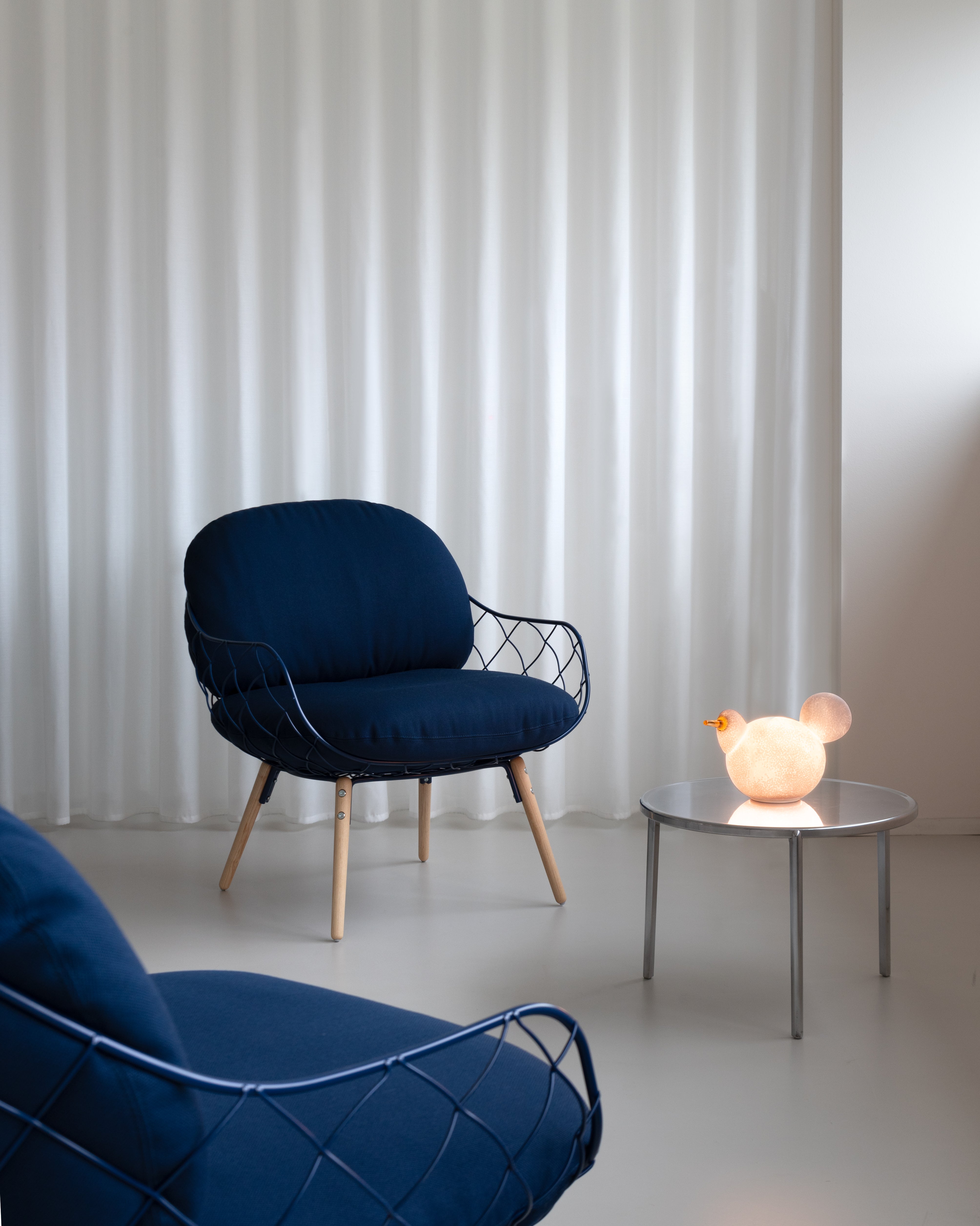 Kruhový konferenčný stolík TAMBOUR z lešteného hliníka