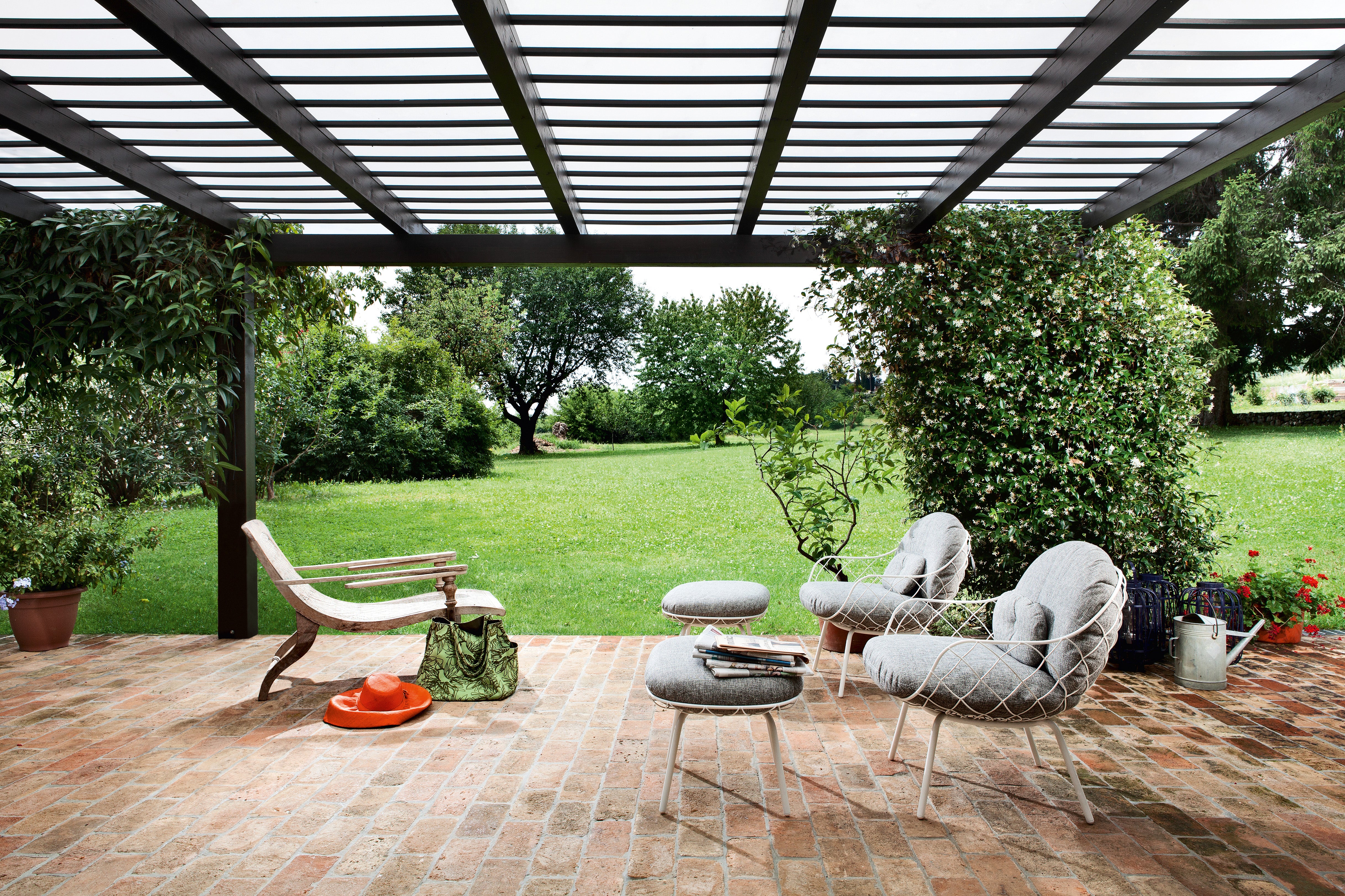 Zelený vonkajší puf PIÑA s bielym podstavcom