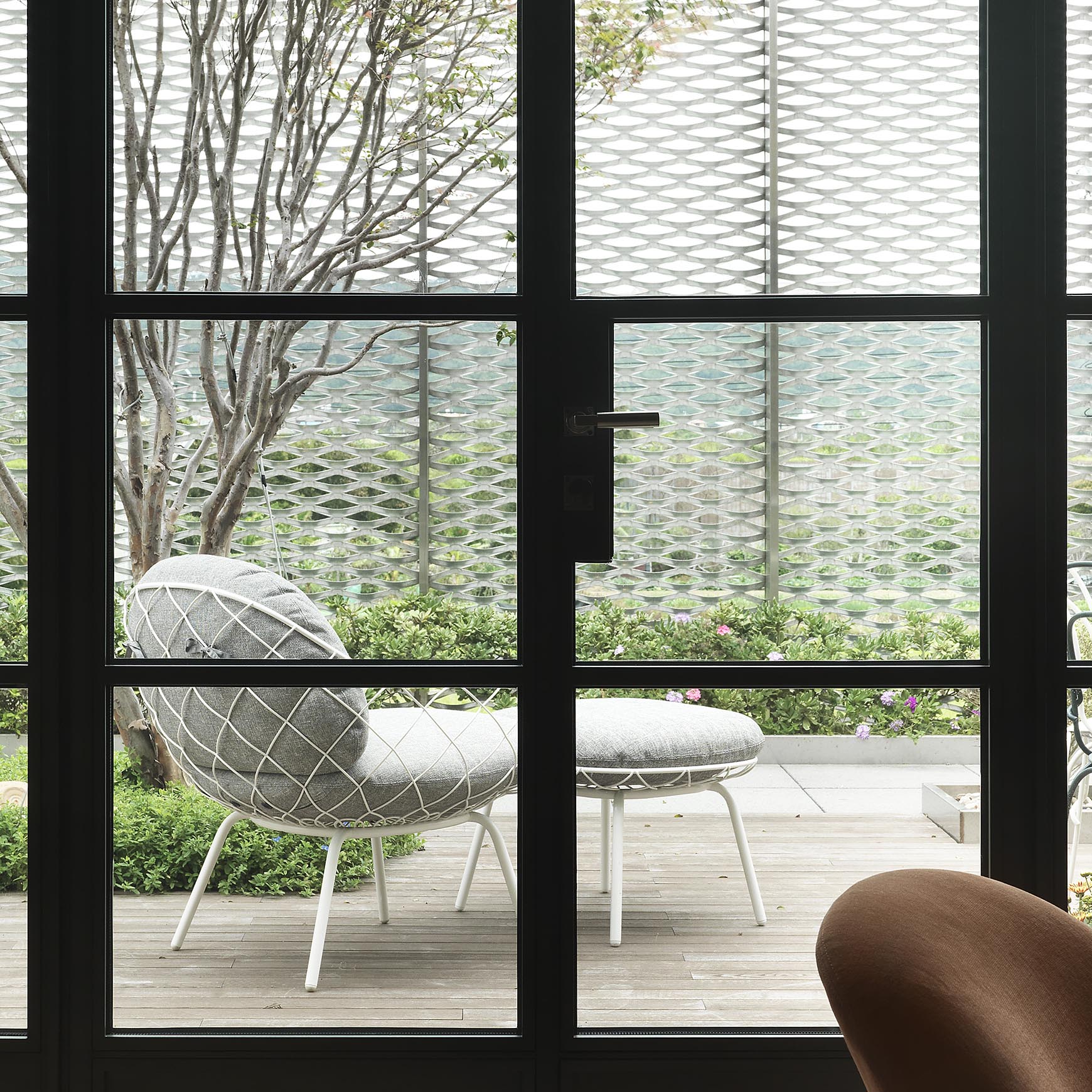 Zelený vonkajší puf PIÑA s bielym podstavcom