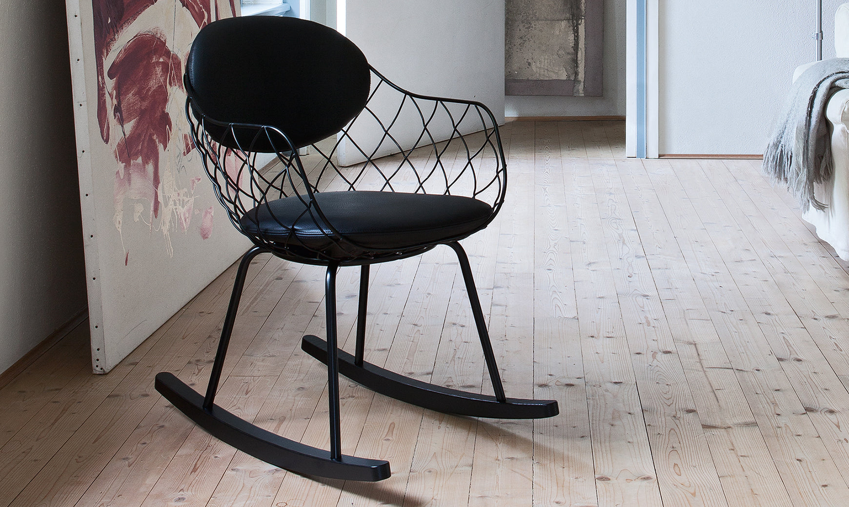 Hojdacie kreslo PIÑA čierne s jaseňovým podstavcom