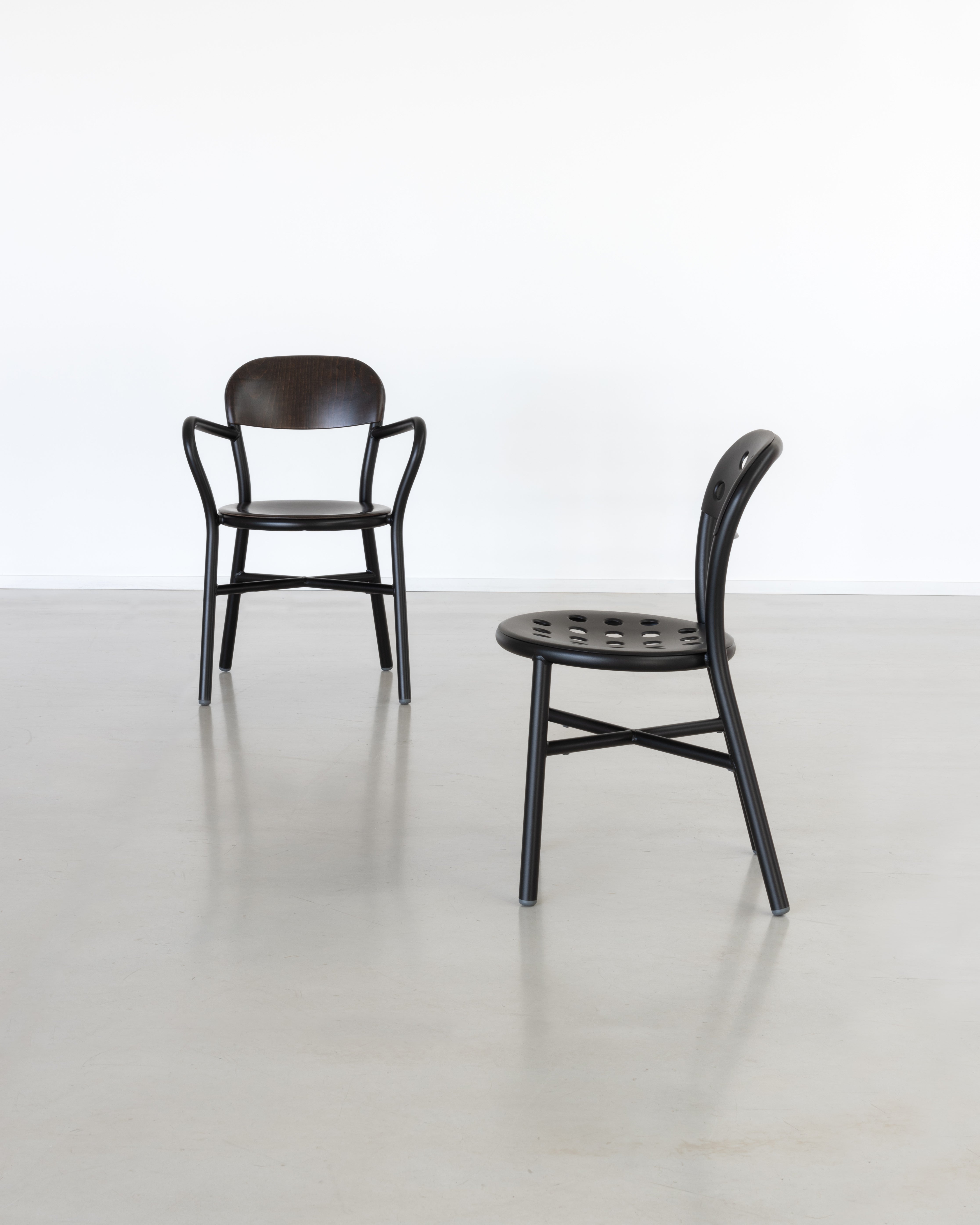 Kreslo s opierkami PIPE tmavé bukové drevo