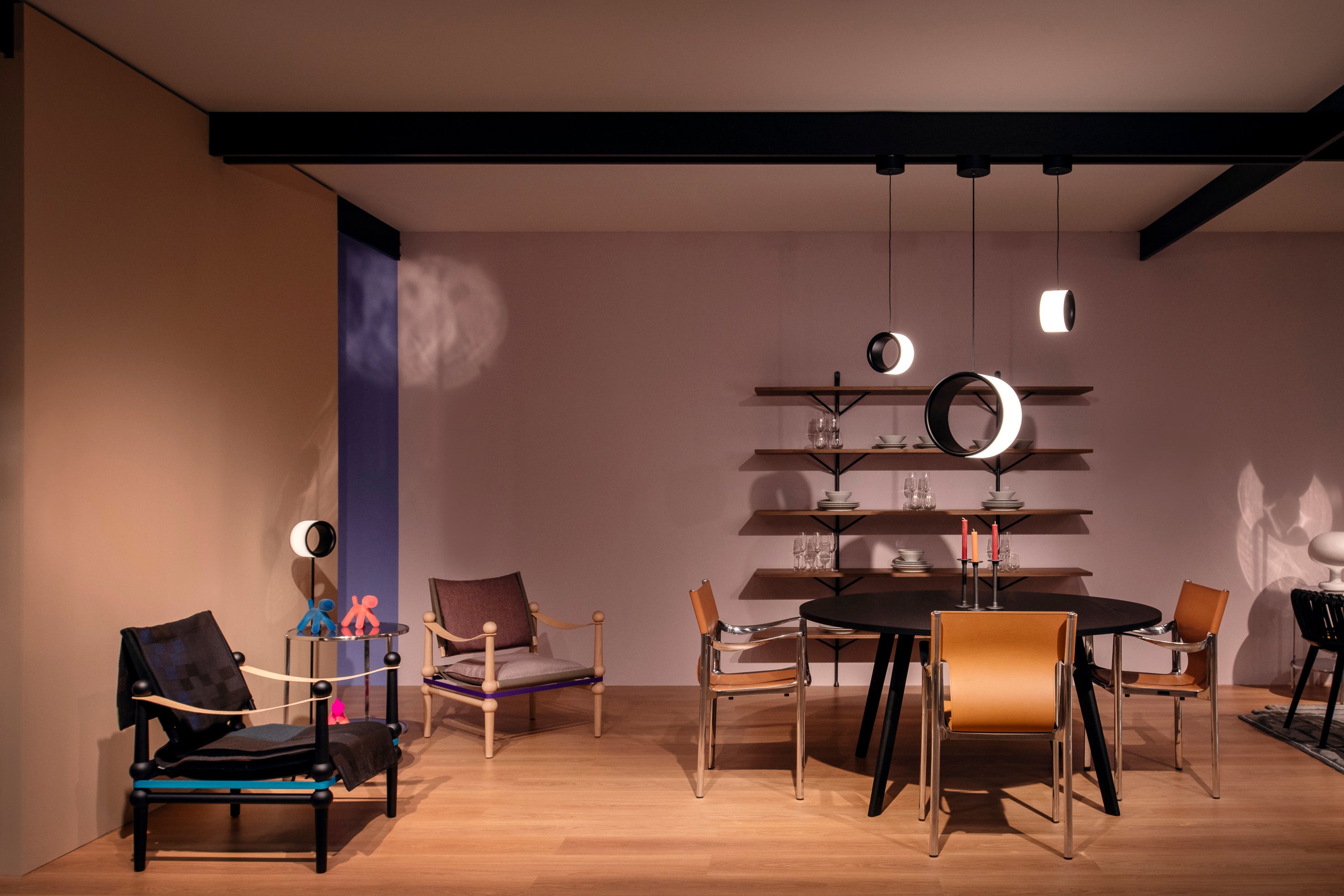 Okrúhly stôl PILO čierny jaseňový dyha