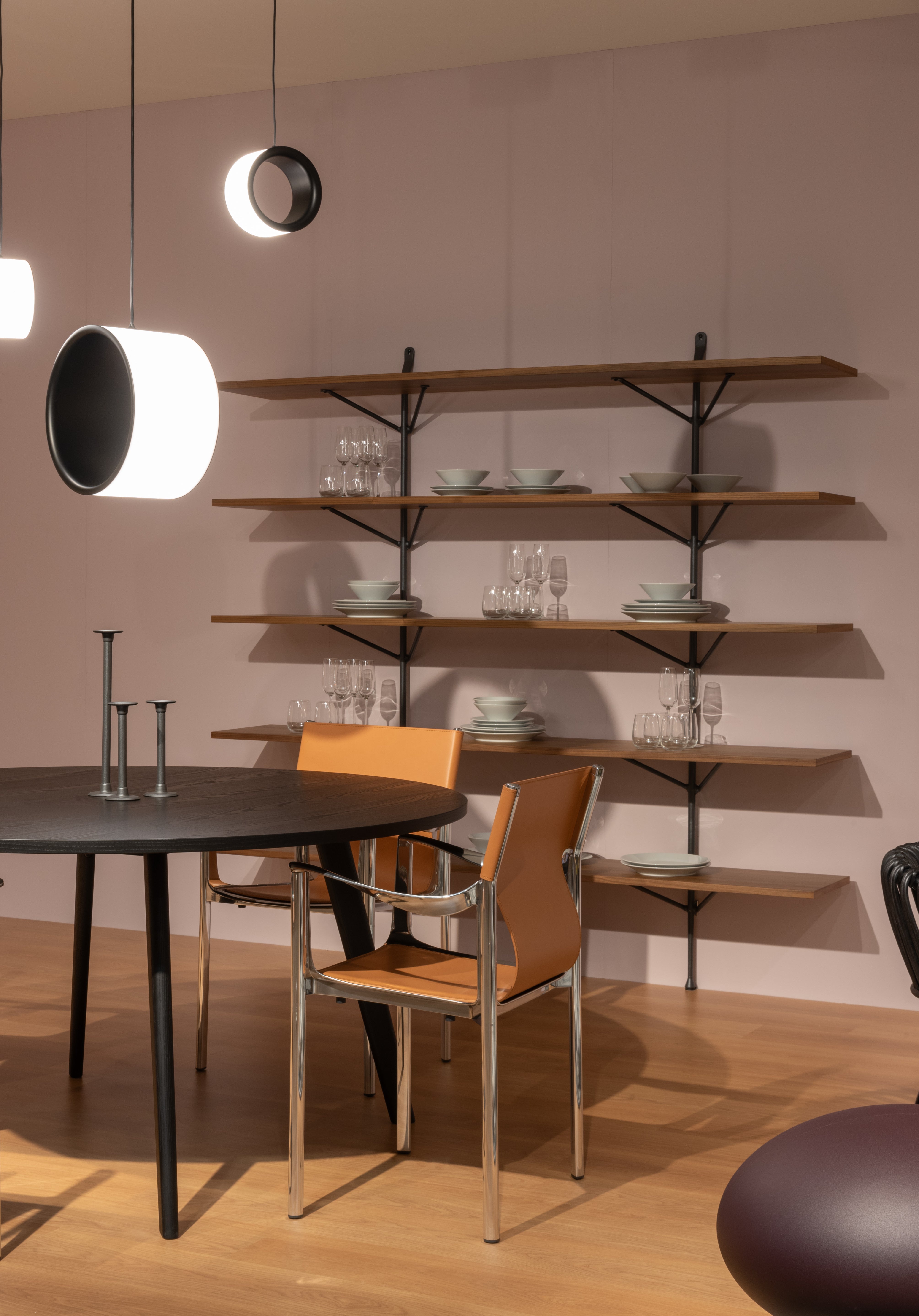 Okrúhly stôl PILO čierny jaseňový dyha