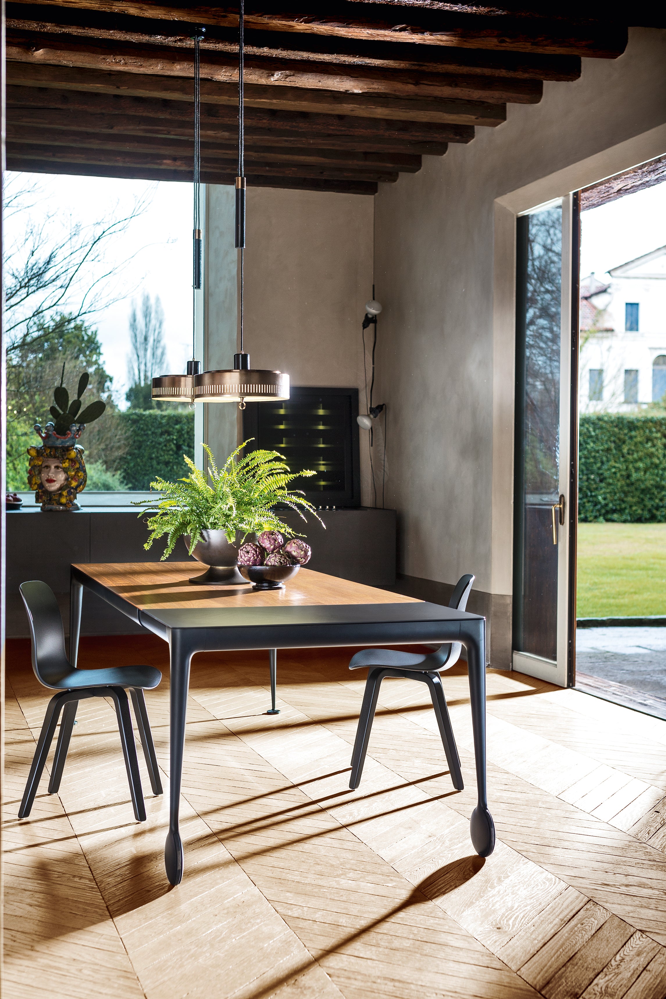 Stolička SUBSTANCE biela s jaseňovým podstavcom