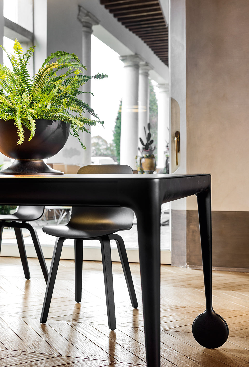 Stolička SUBSTANCE biela s jaseňovým podstavcom