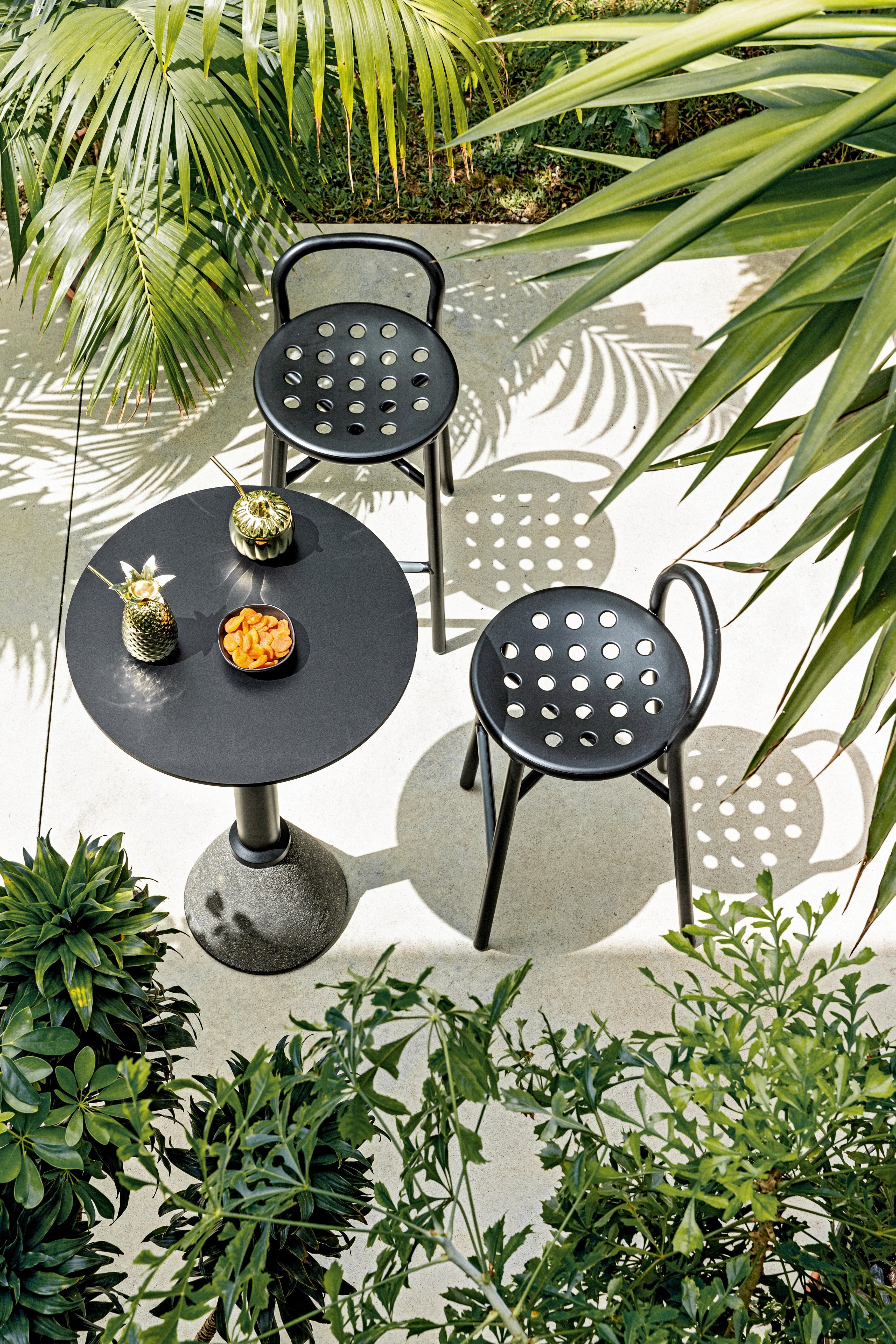 Round outdoor table TABLE_ONE BISTROT white with a light concrete base