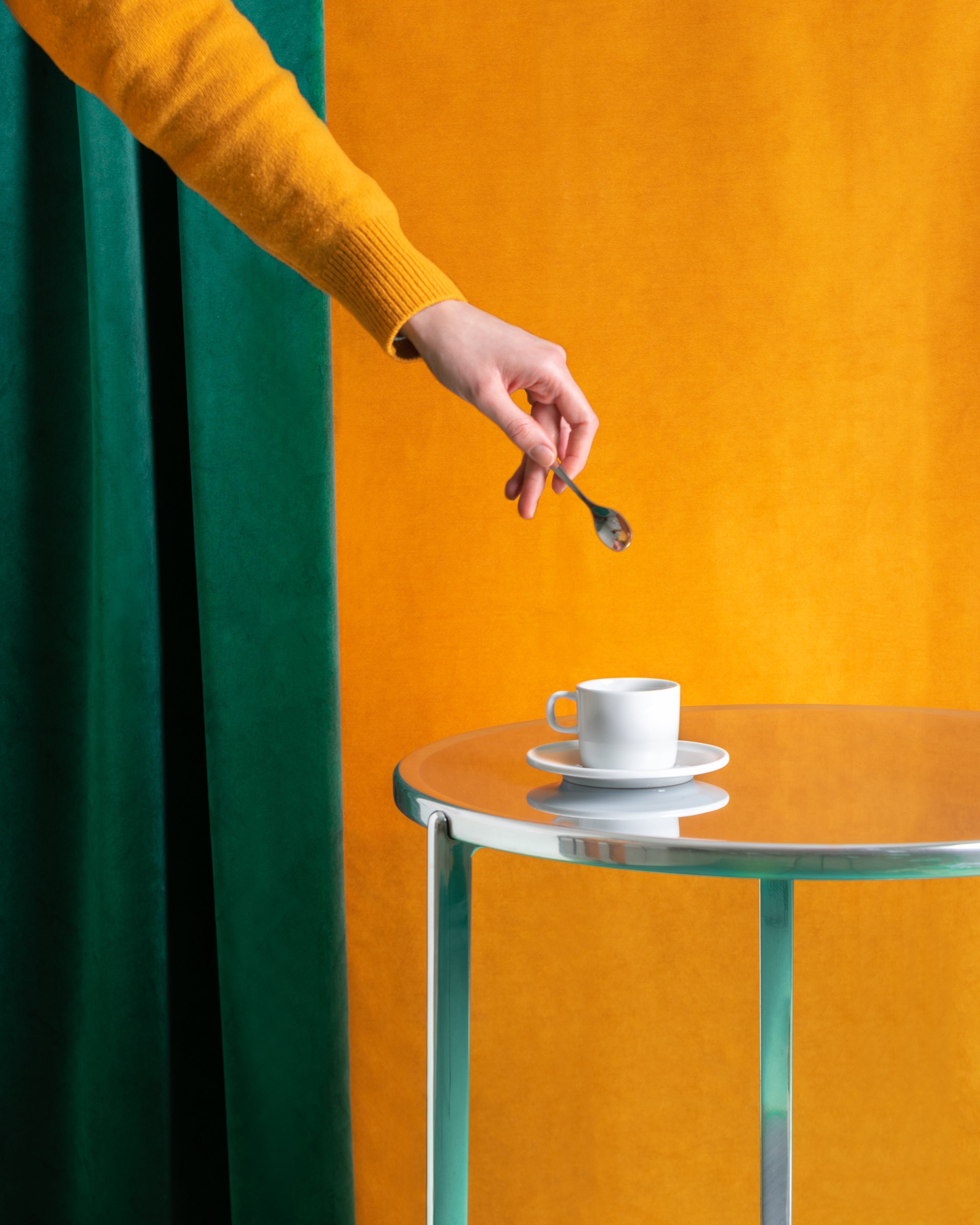 Kruhový konferenčný stolík TAMBOUR z lešteného hliníka