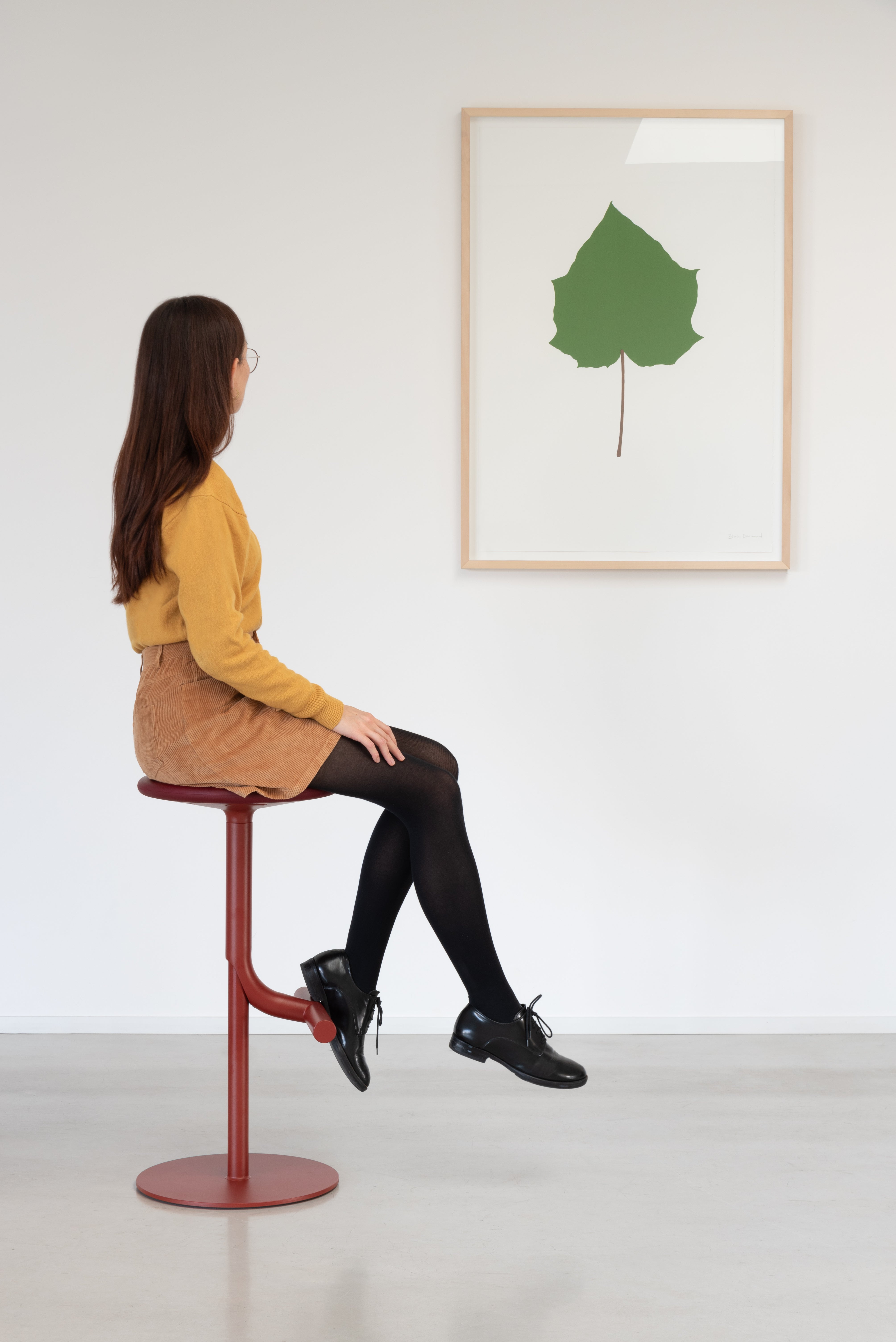 TIBU black swivel stool