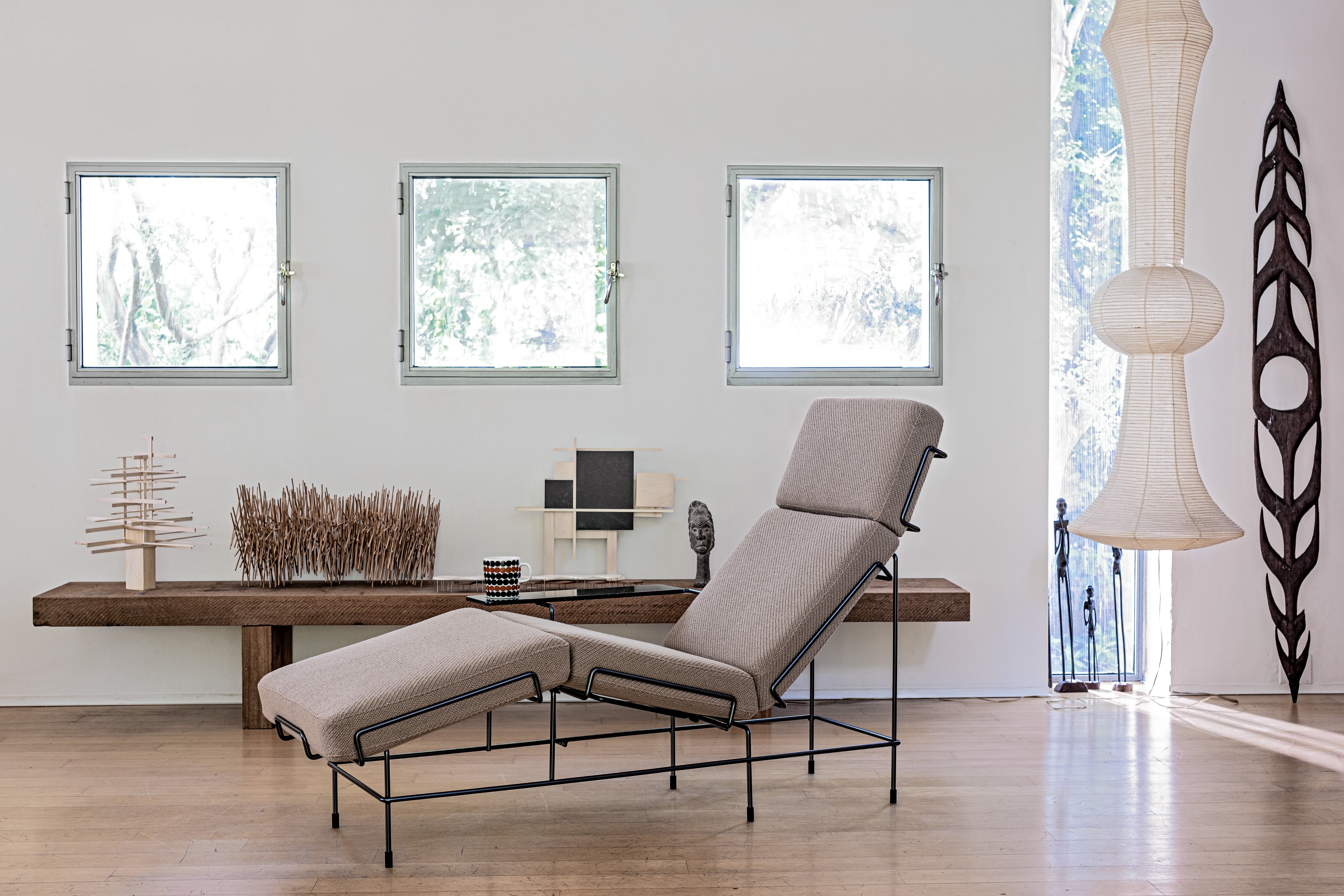 Pohovka TRAFFIC čalúnená s bielym oceľovým podstavcom