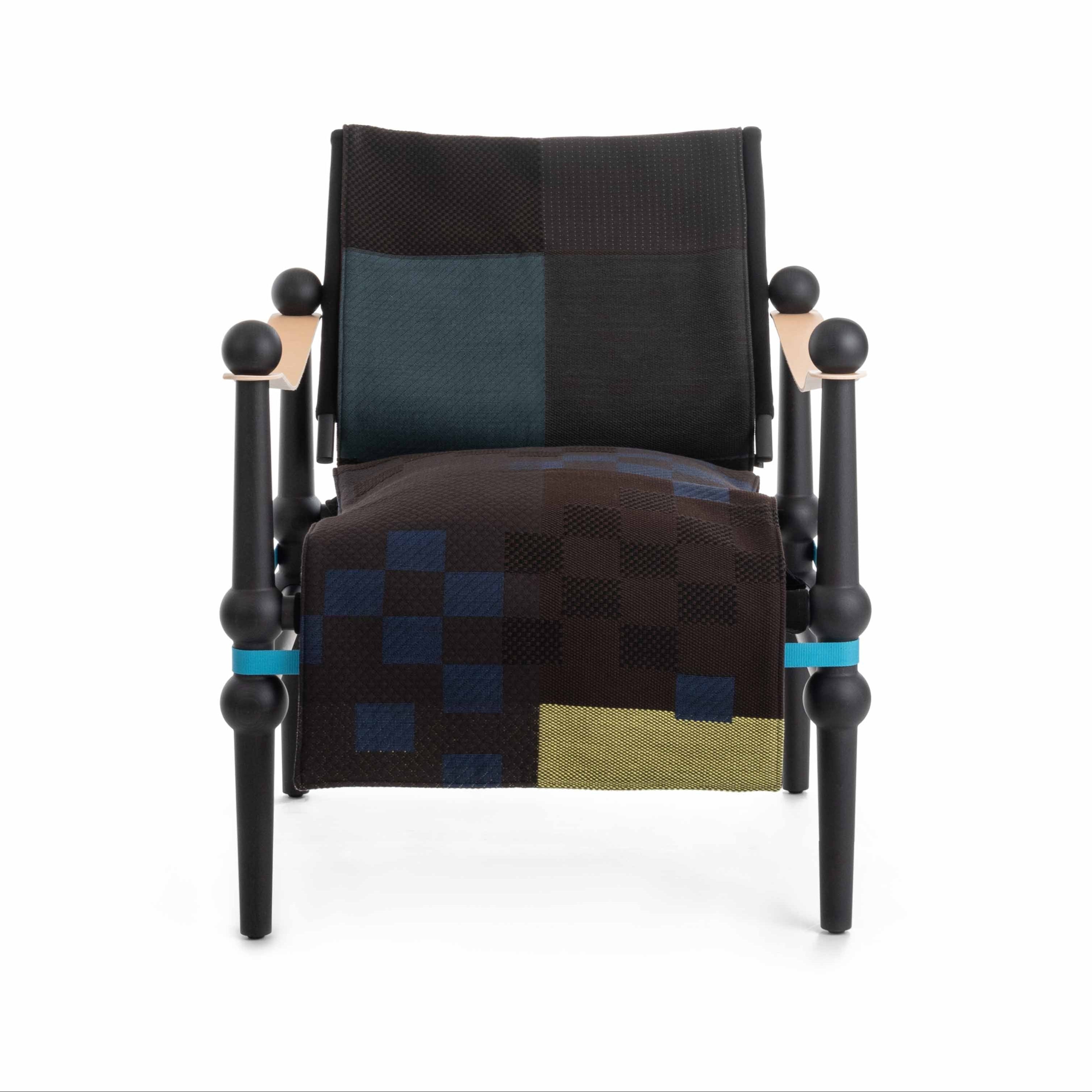 Fotel z kocem TWAIN hnedo-modrý s čiernym bukovým podstavcom