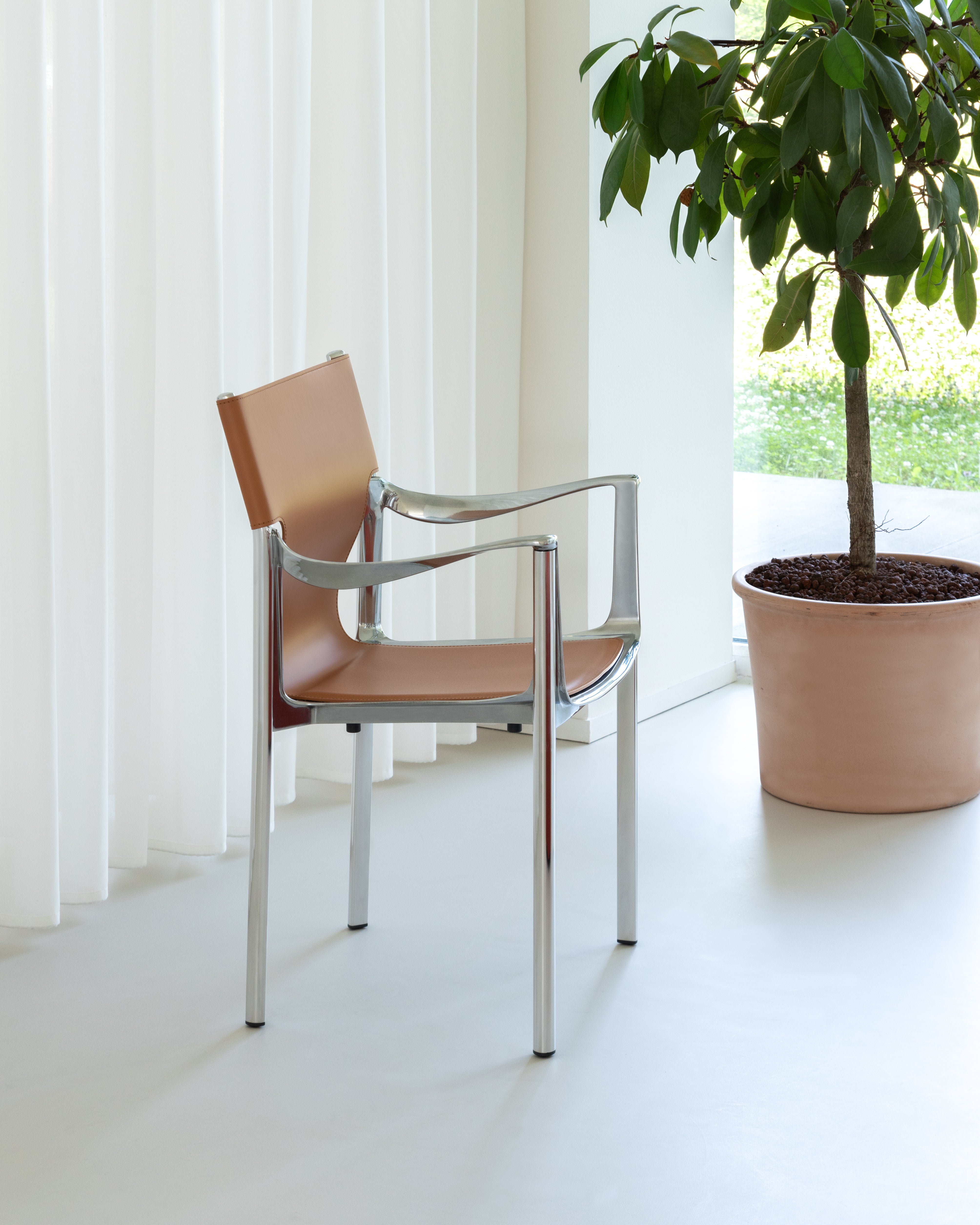 VENICE chair in cognac leather with a polished base