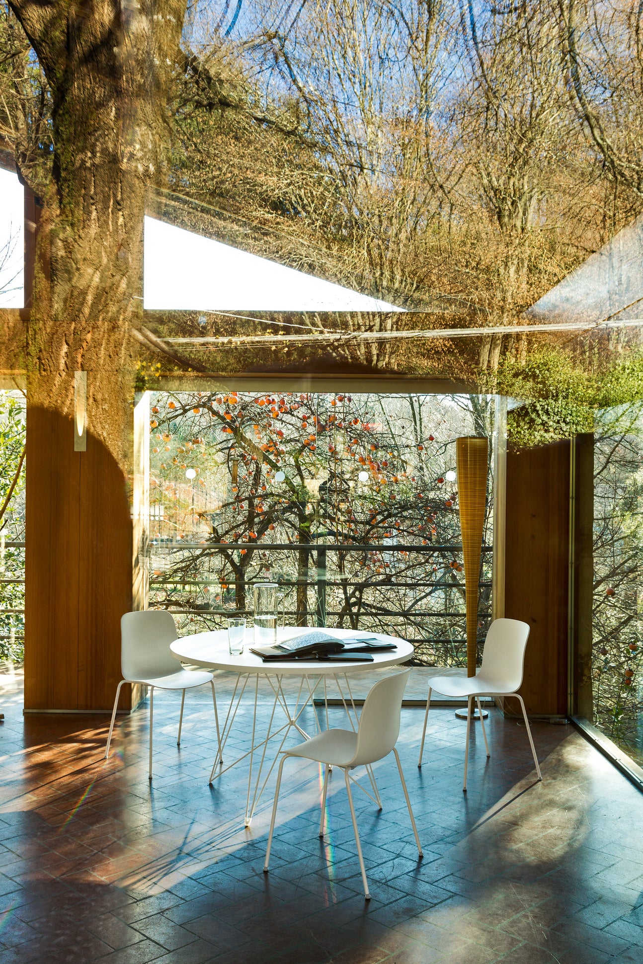 Round table XZ3 white marble with a gold base