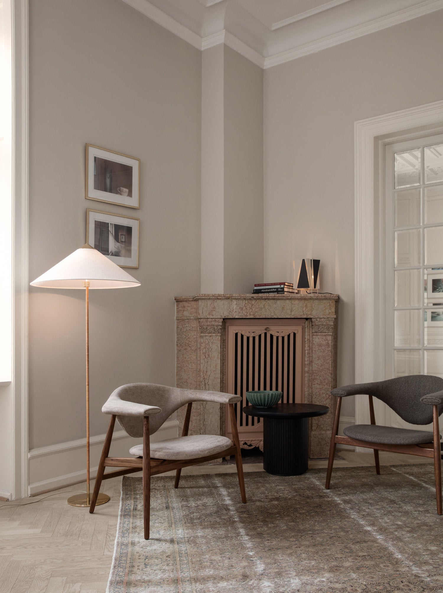 Fotel MASCULO čalúnený s orechovým podstavcom