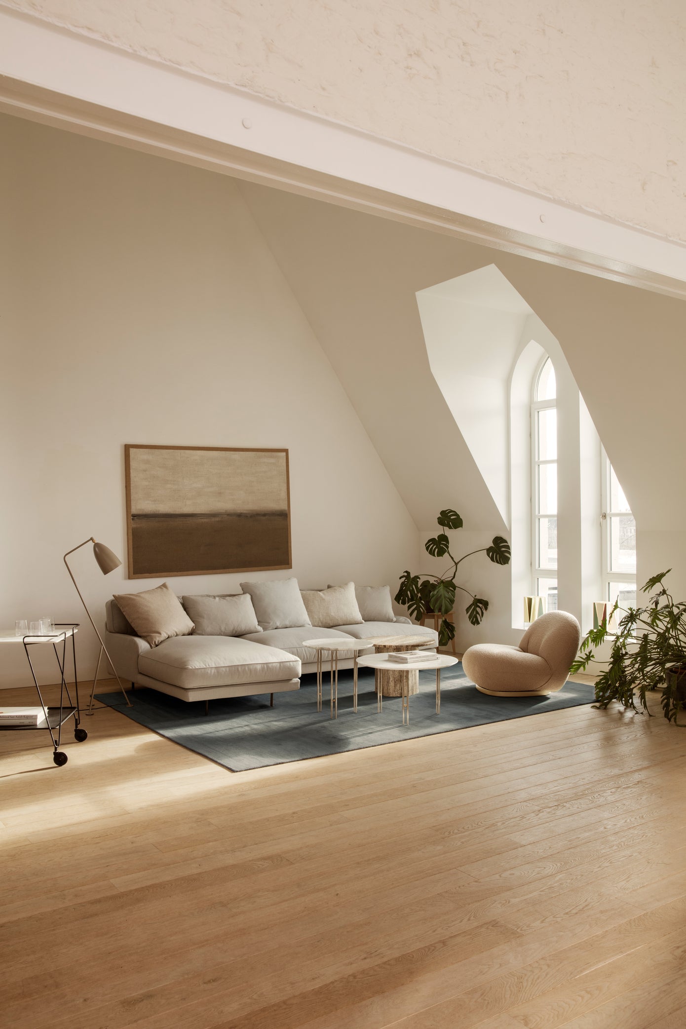 IOI side table with travertine and black base