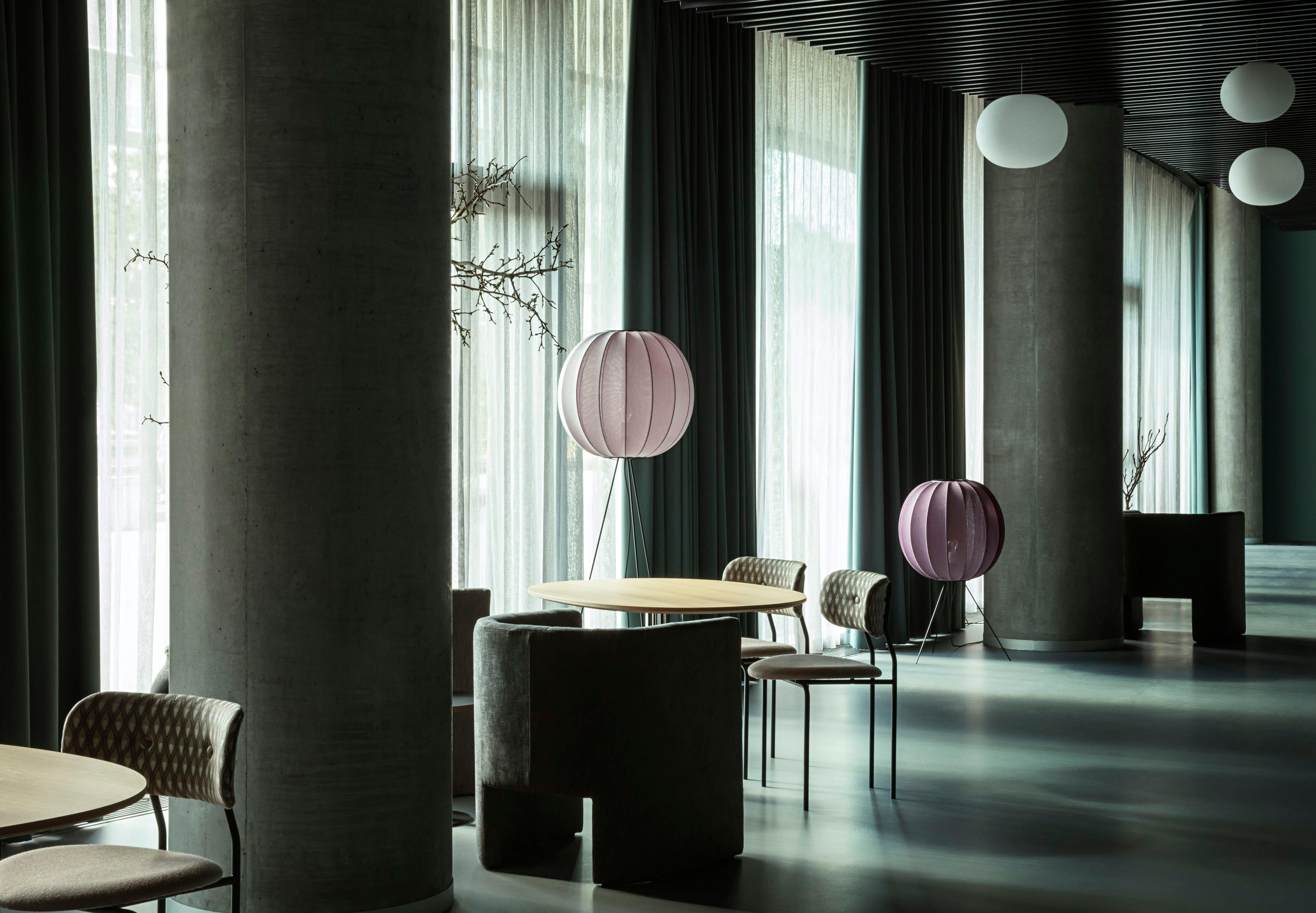 Nízka trojnohá podlahová lampa KNIT-WIT žltá