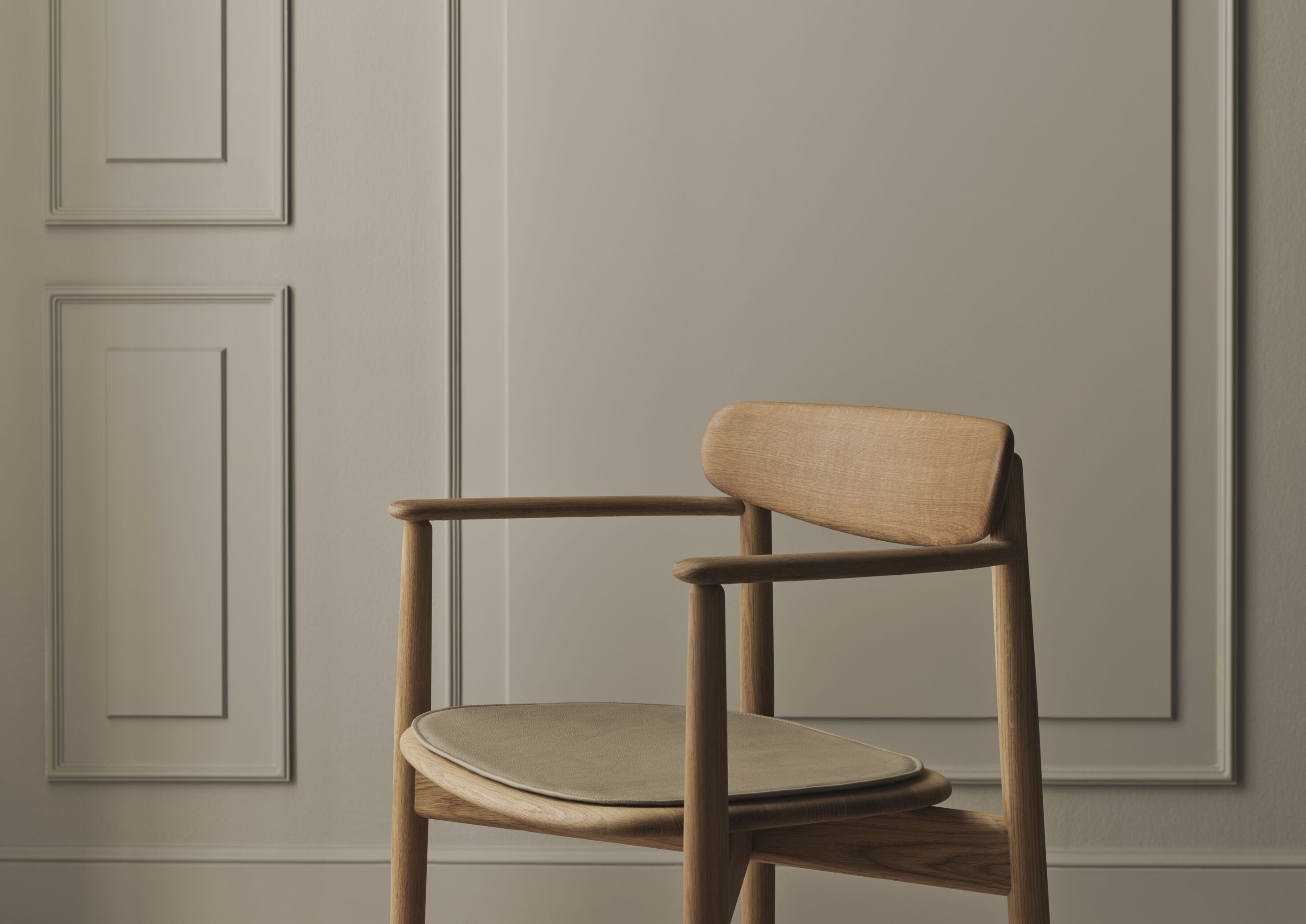 Kreslo s podrúčkami MERGE tmavé dubové drevo