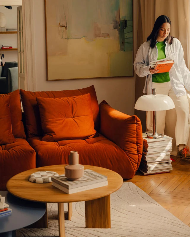 Sofa z jemného sametu pre 3 osoby s funkciou spania BLOOM v tmavohnedej farbe.