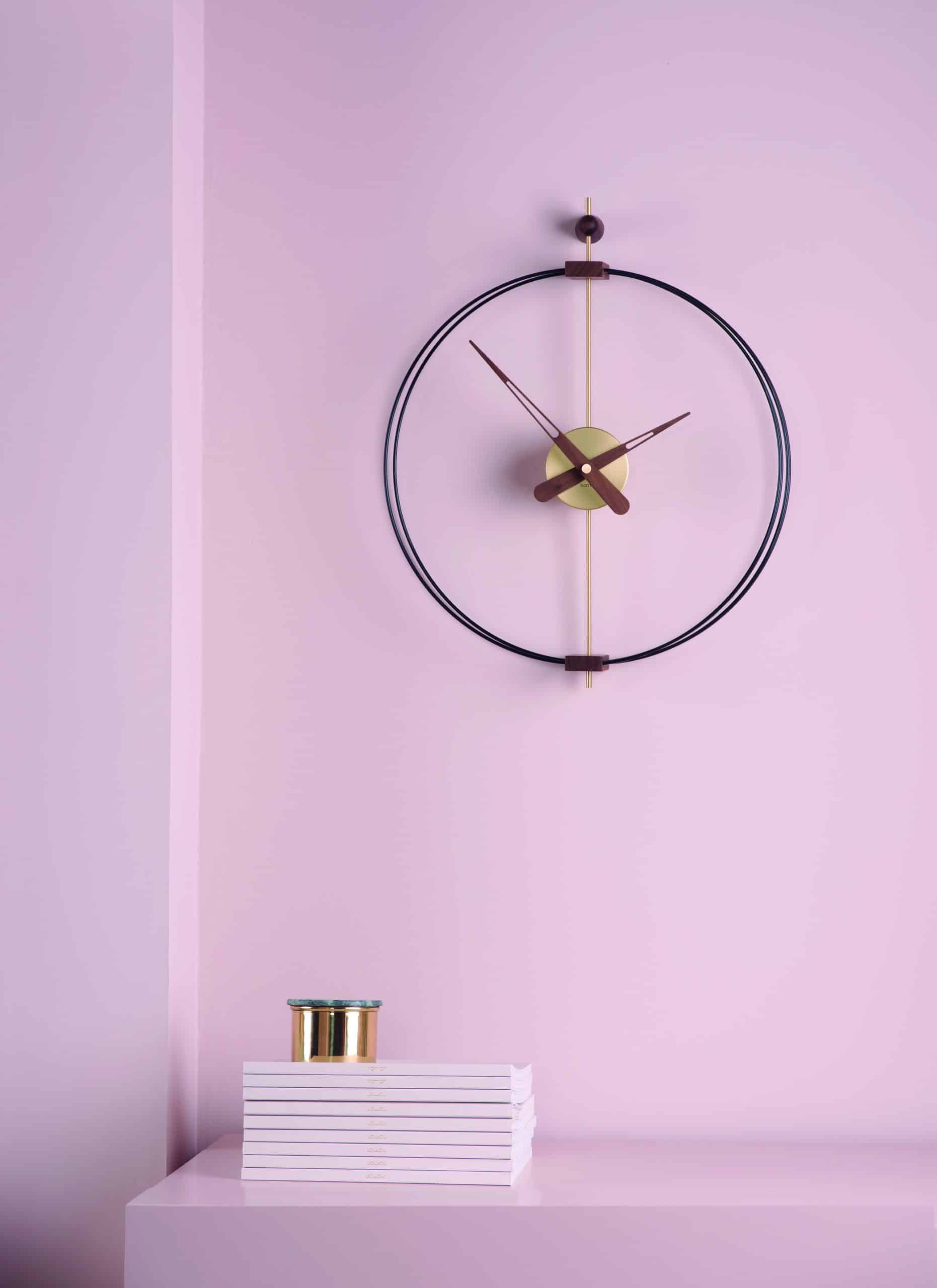 Nástenné hodiny MICRO BARCELONA orechové drevo s čiernou a mosadznou