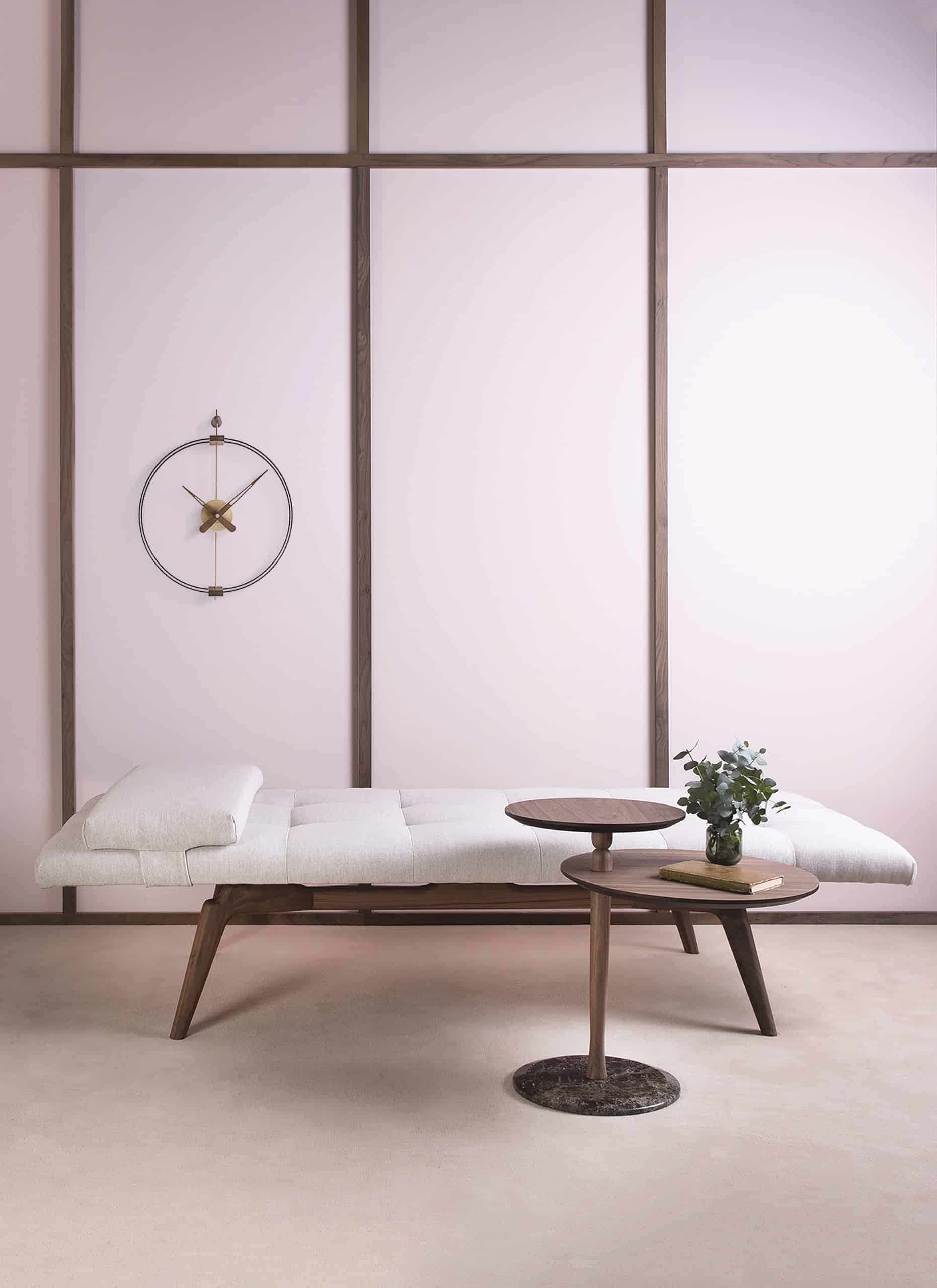 Nástenné hodiny MICRO BARCELONA orechové drevo s čiernou a mosadznou