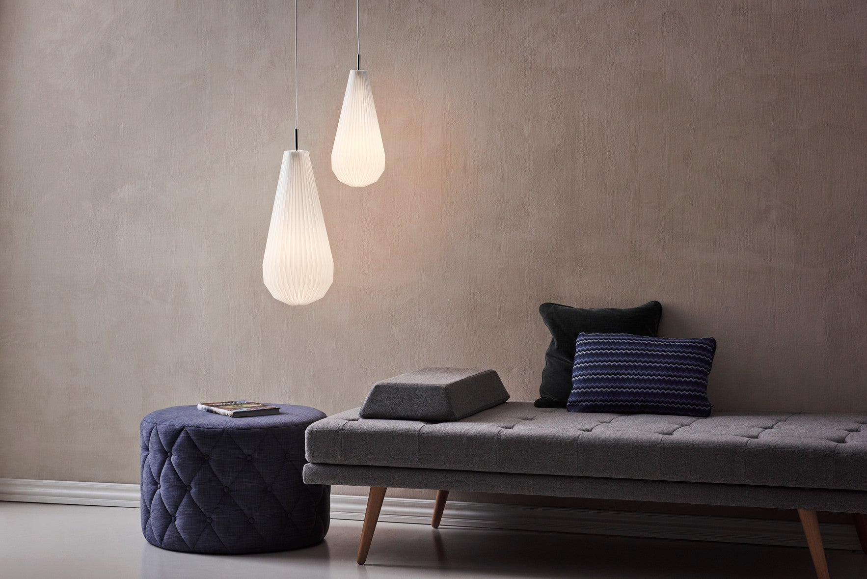 Závesná lampa MODEL 181 COMET biela so zlatou