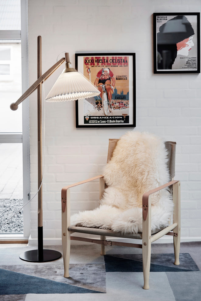 Stojaca lampa MODEL 325 biela s jasným dubovým podstavcom