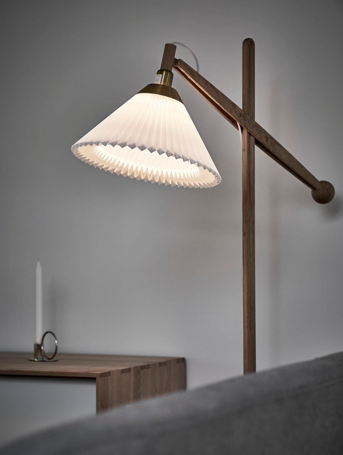 Stojaca lampa MODEL 325 biela s jasným dubovým podstavcom