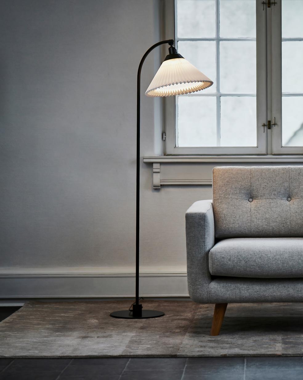 Stojaca lampa MODEL 368 biela s čiernym podstavcom