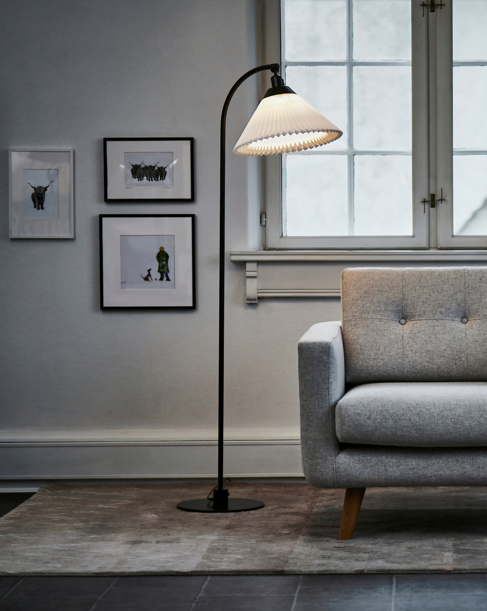 Stojaca lampa MODEL 368 biela s čiernym podstavcom