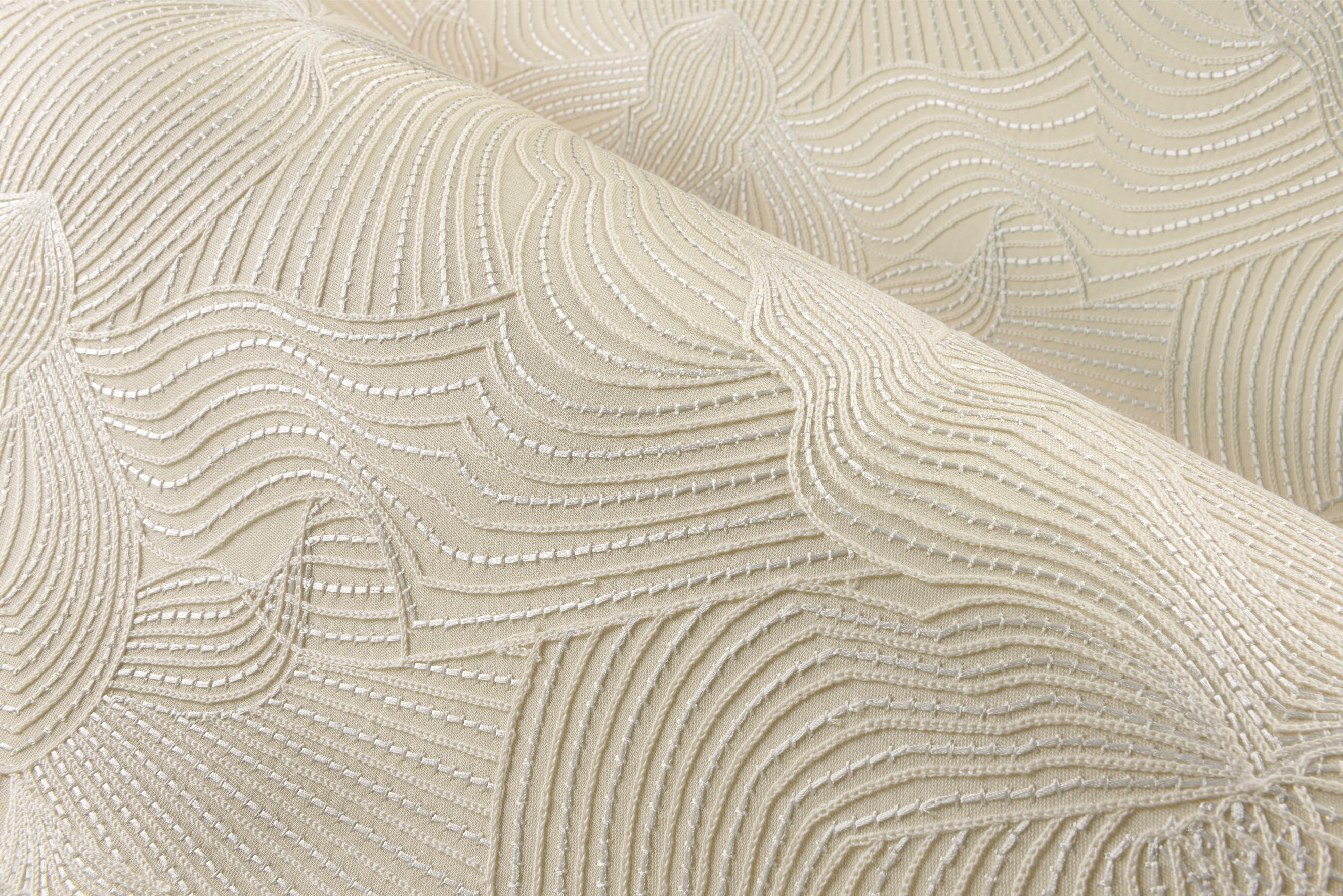 Textilná tapeta s abstraktným vzorom vyšívaná s efektom moaré TECHNO BEE VYŠÍVANÁ slonovinová kosť