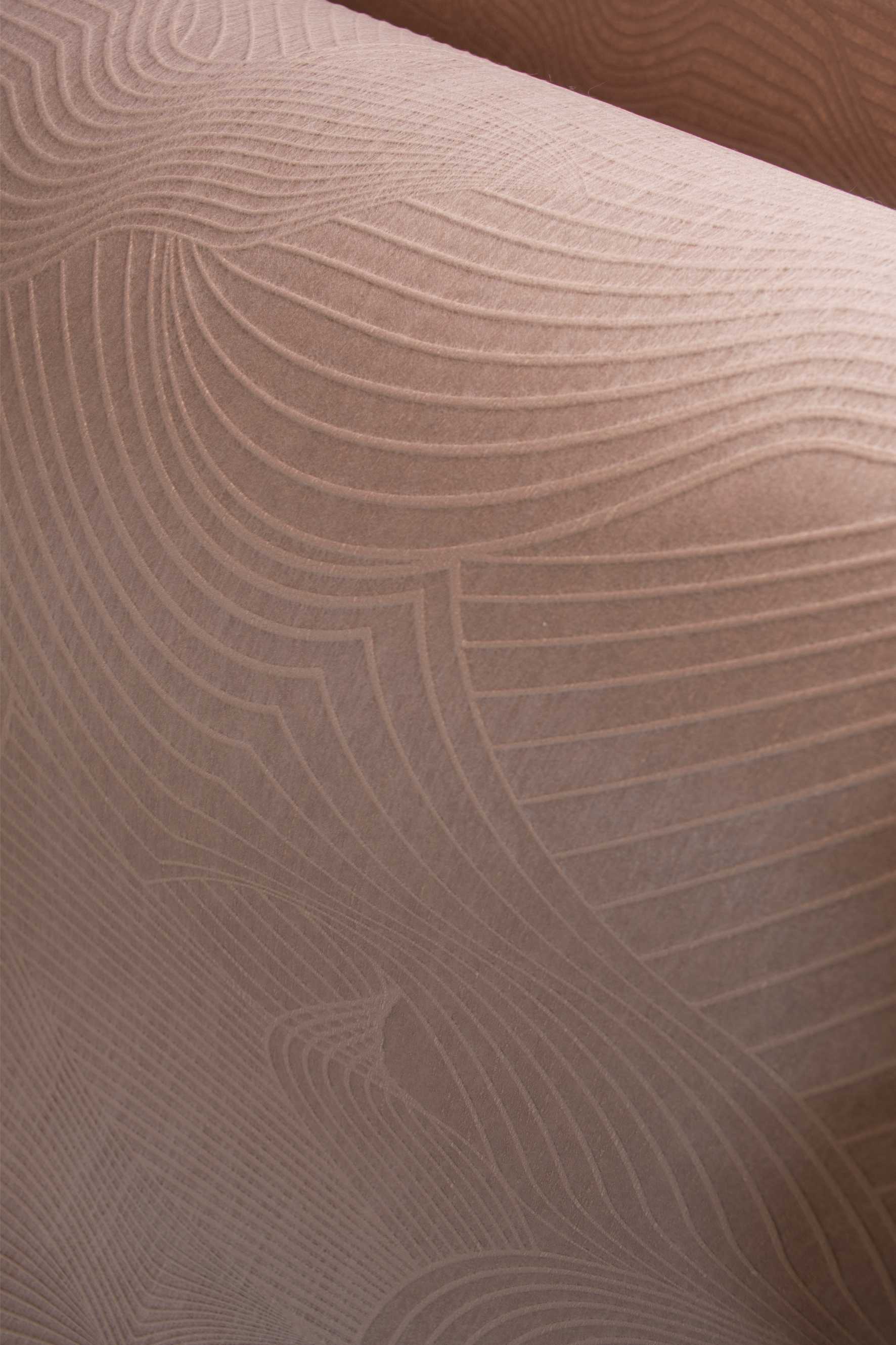 Textile wallpaper with an abstract pattern featuring a moiré effect TECHNO BEE dark sandy