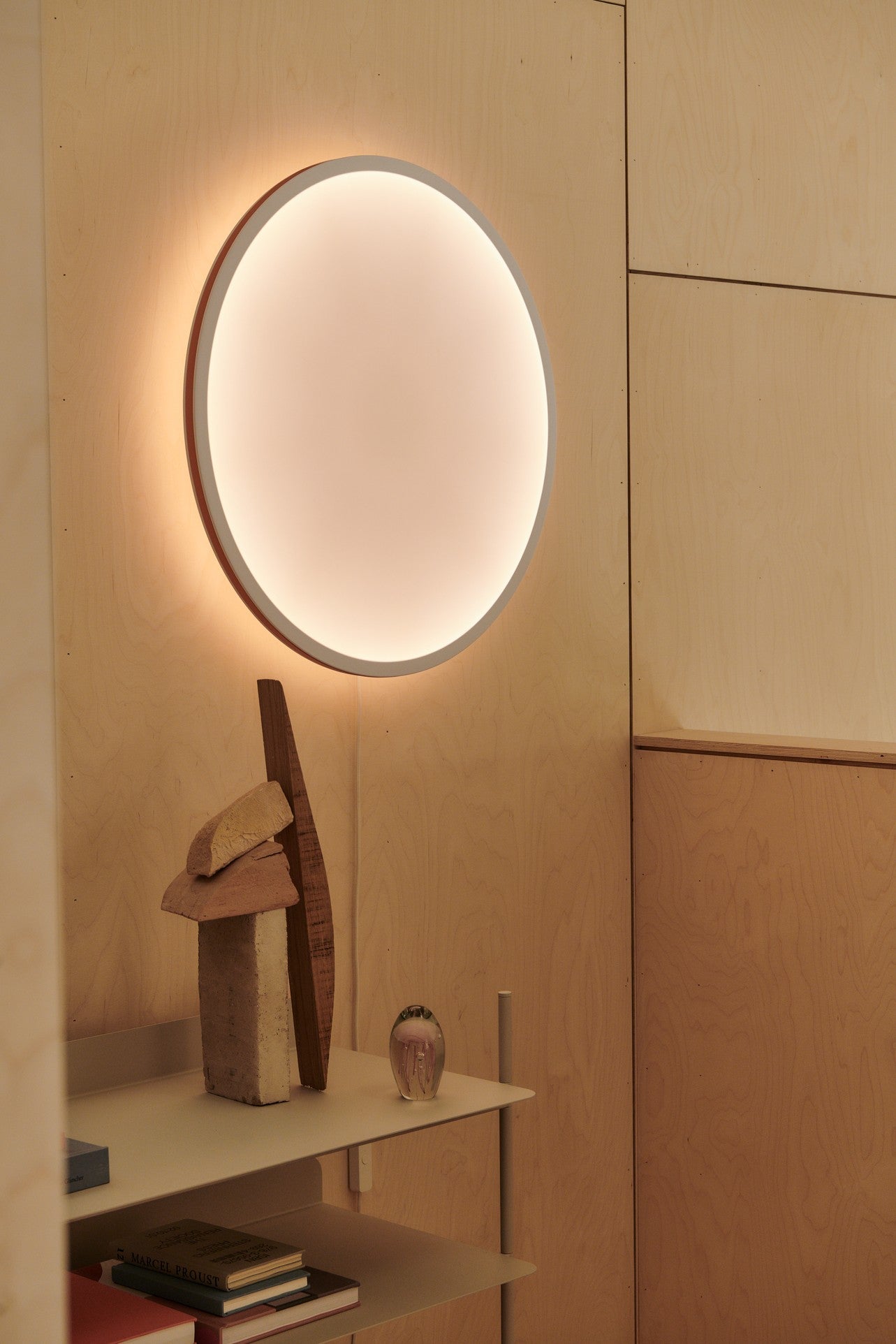 Nástenná lampa CALM biela so šedým okrajom