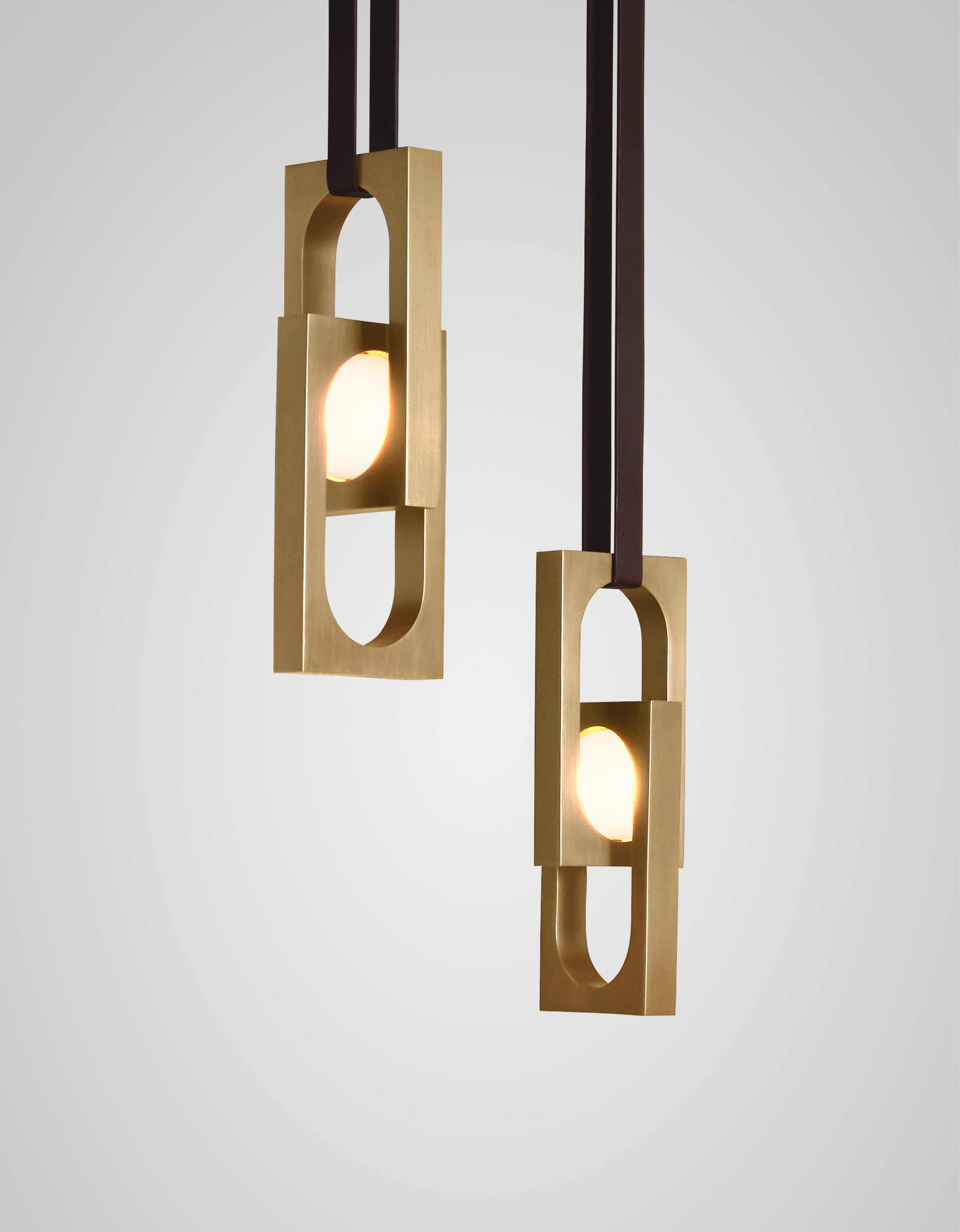 Lampa visiacá MYTHOS DUO s opálovým tienidlom a mosadzou