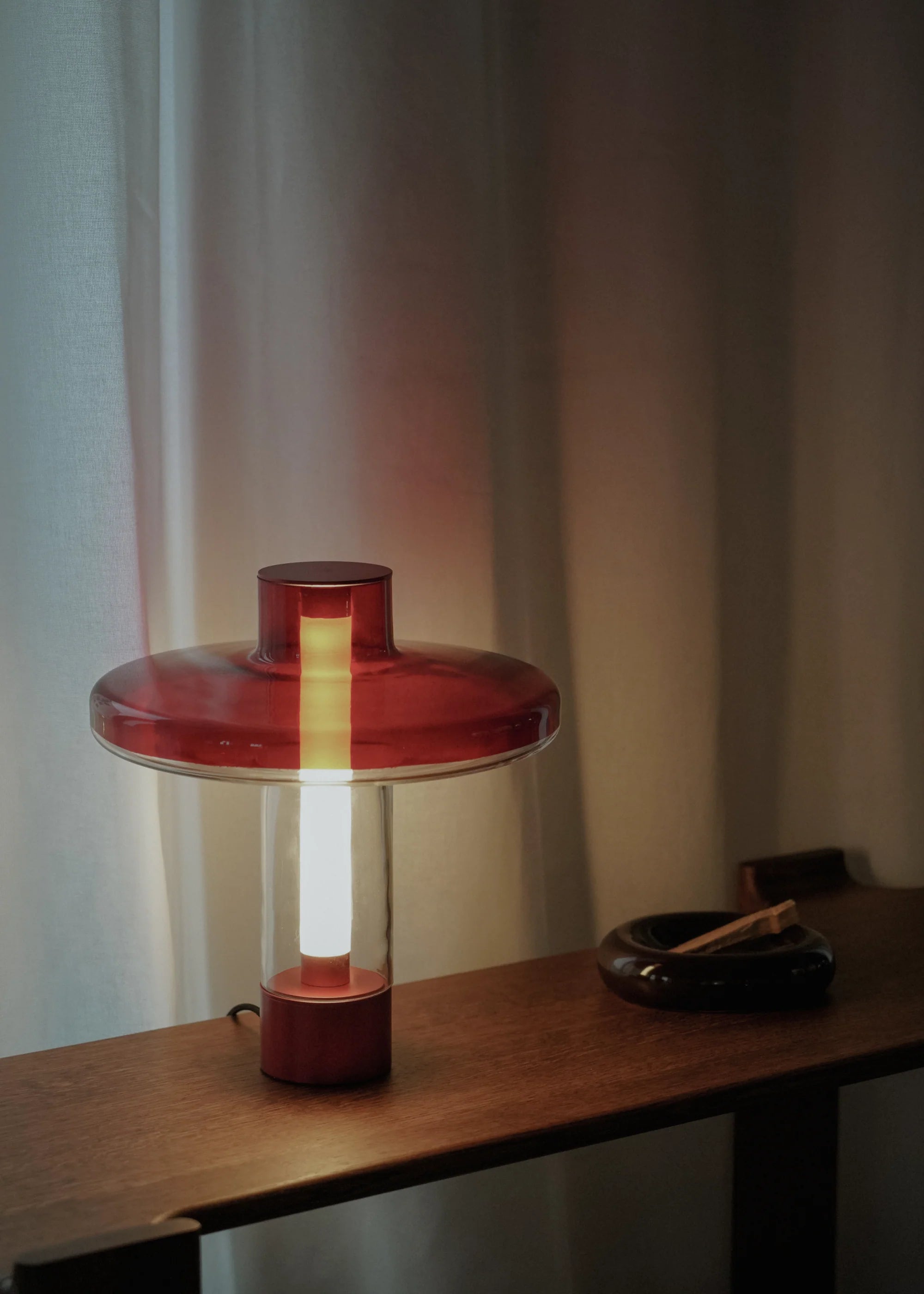 Stolná lampa NEVO červená