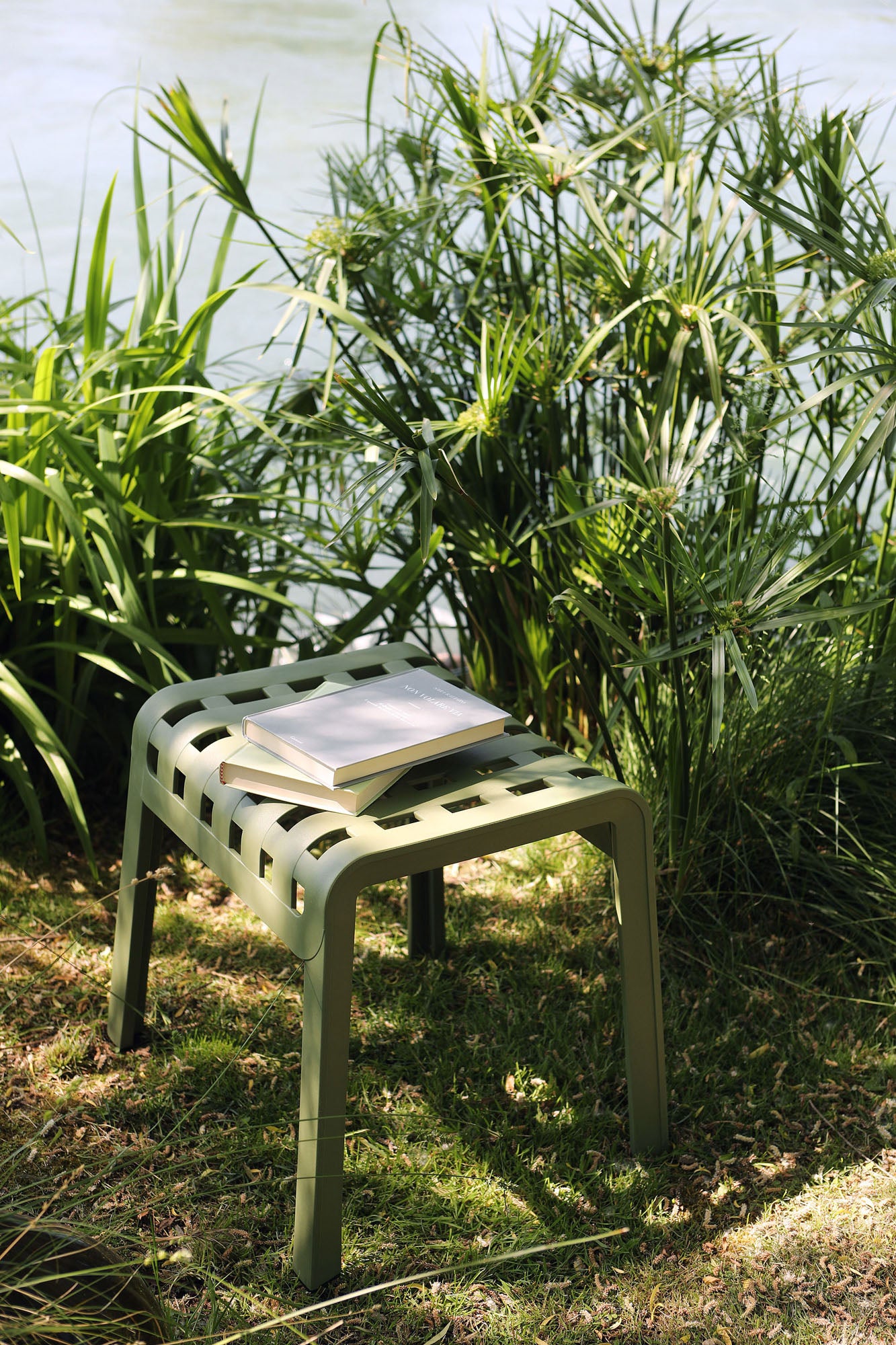 Biely vonkajší podnožník POGGIO