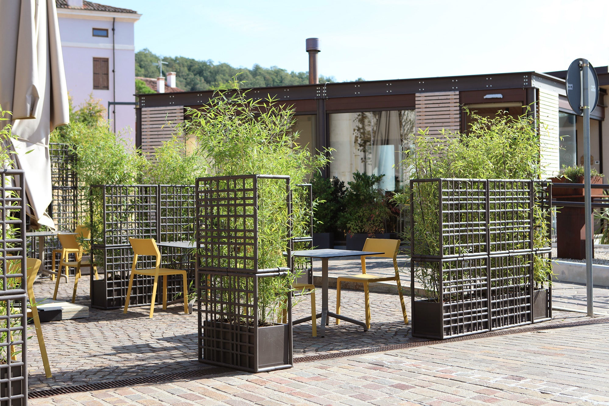 Modular outdoor system with SIPARIO planter in graphite