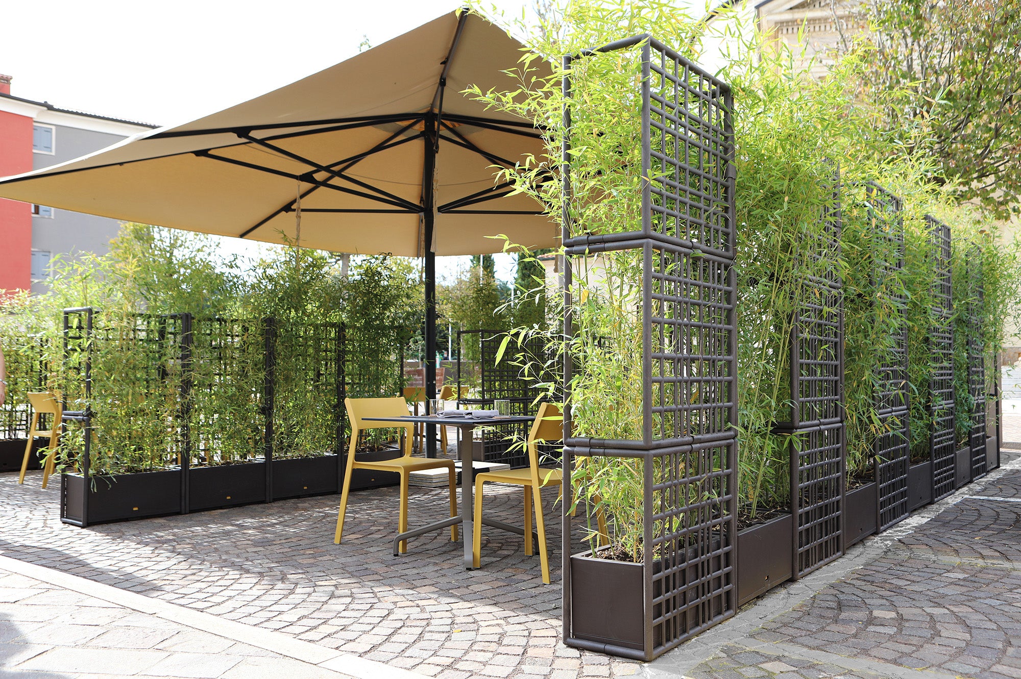 Modular outdoor system with SIPARIO planter in graphite