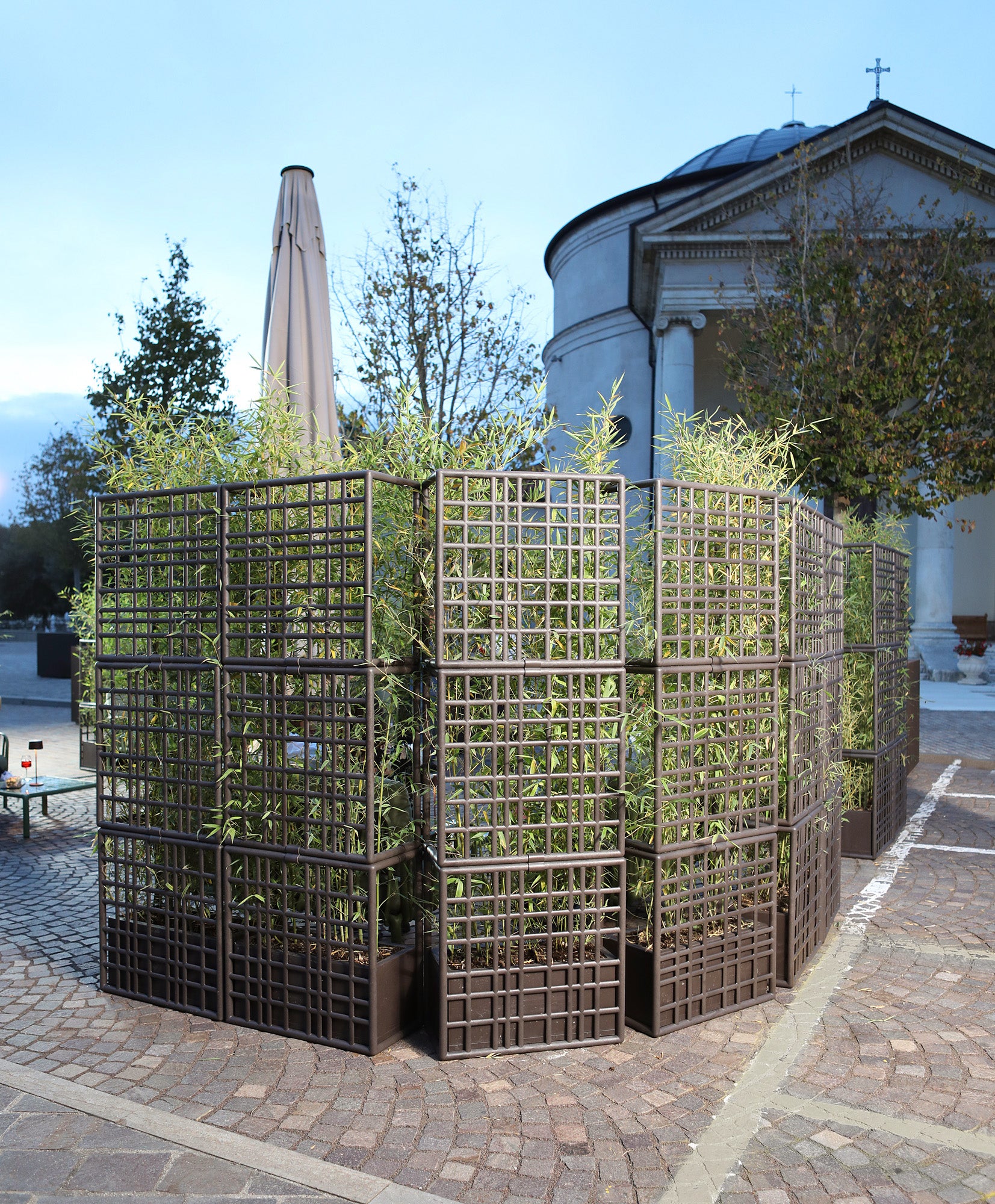 Modular outdoor system with SIPARIO planter in graphite