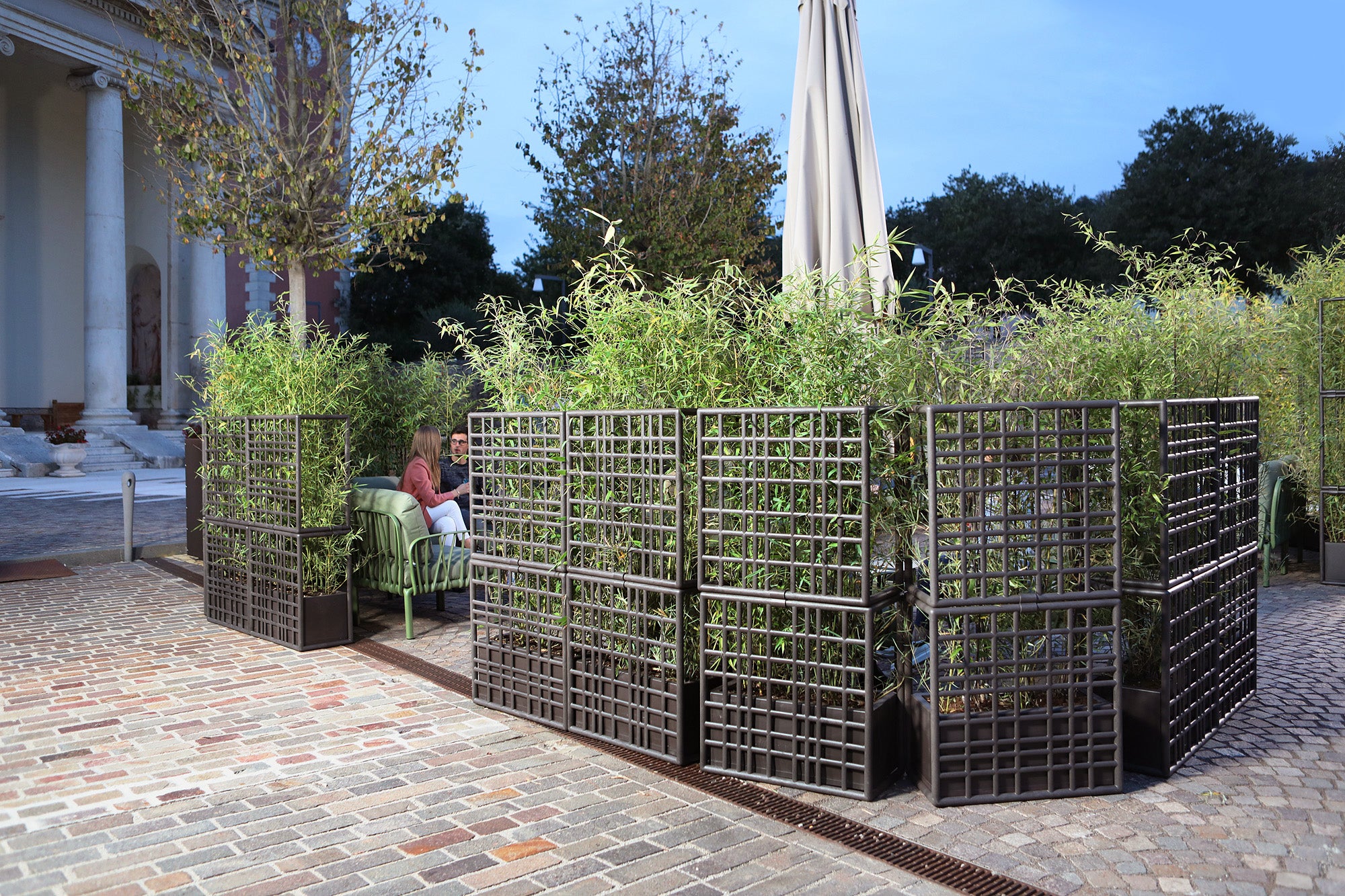 Modular outdoor system with SIPARIO planter in graphite