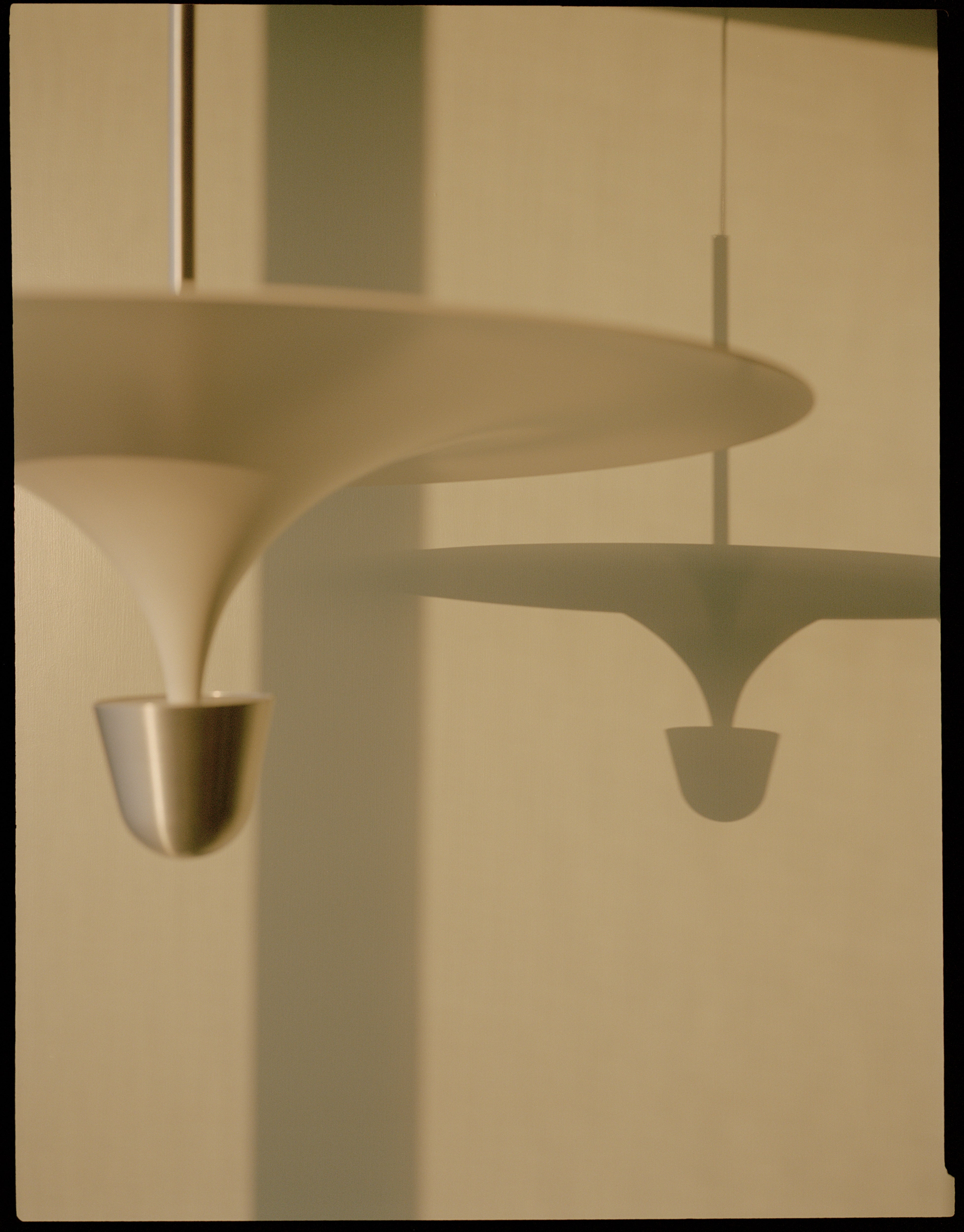 Závesná lampa KANTARELL biela s niklovaným povrchom