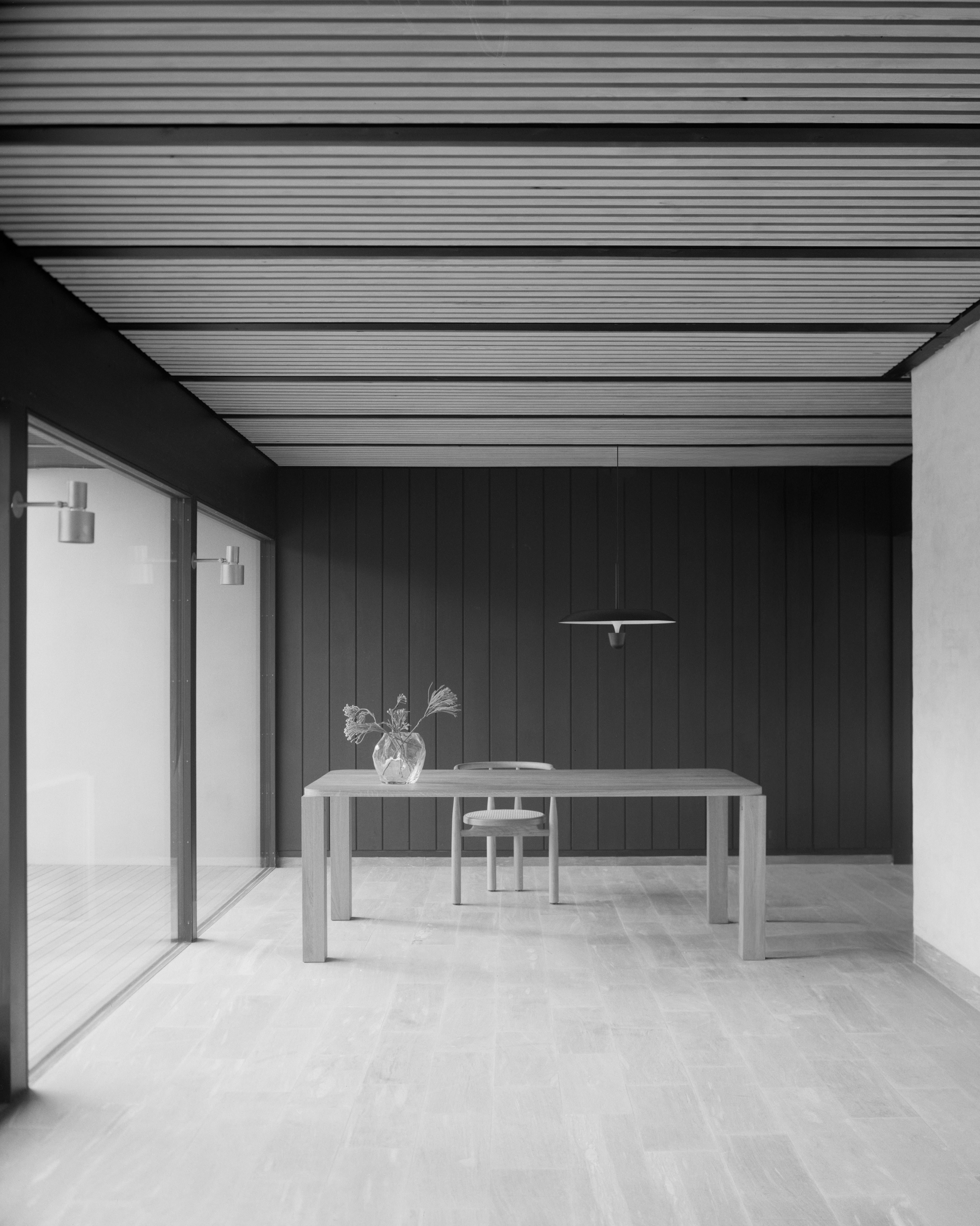 Závesná lampa KANTARELL čierna s bielym povrchom