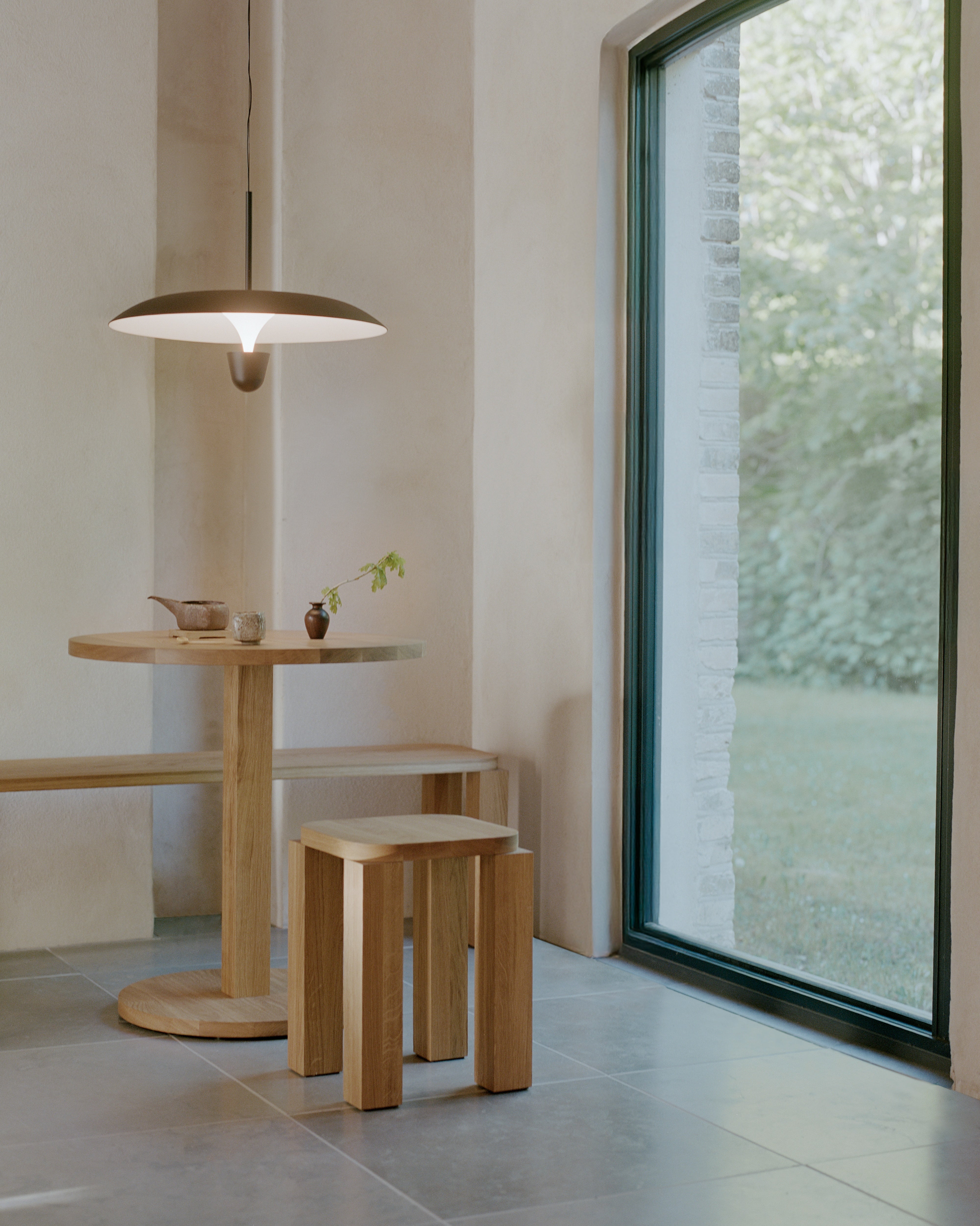 Závesná lampa KANTARELL čierna s bielym povrchom